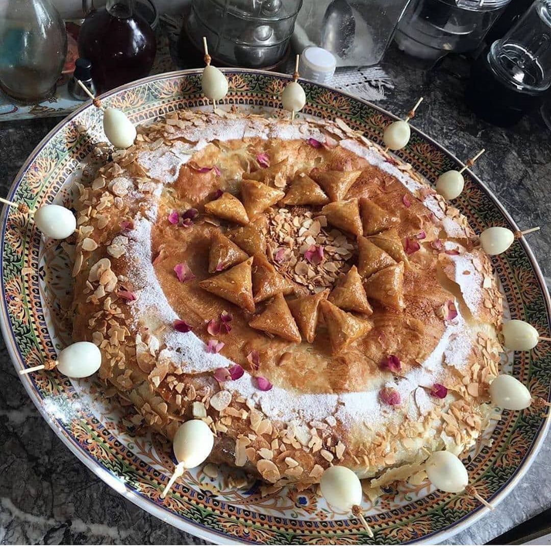 بصطيلة باللوز  والدجاج خليط بين المالح والحلو