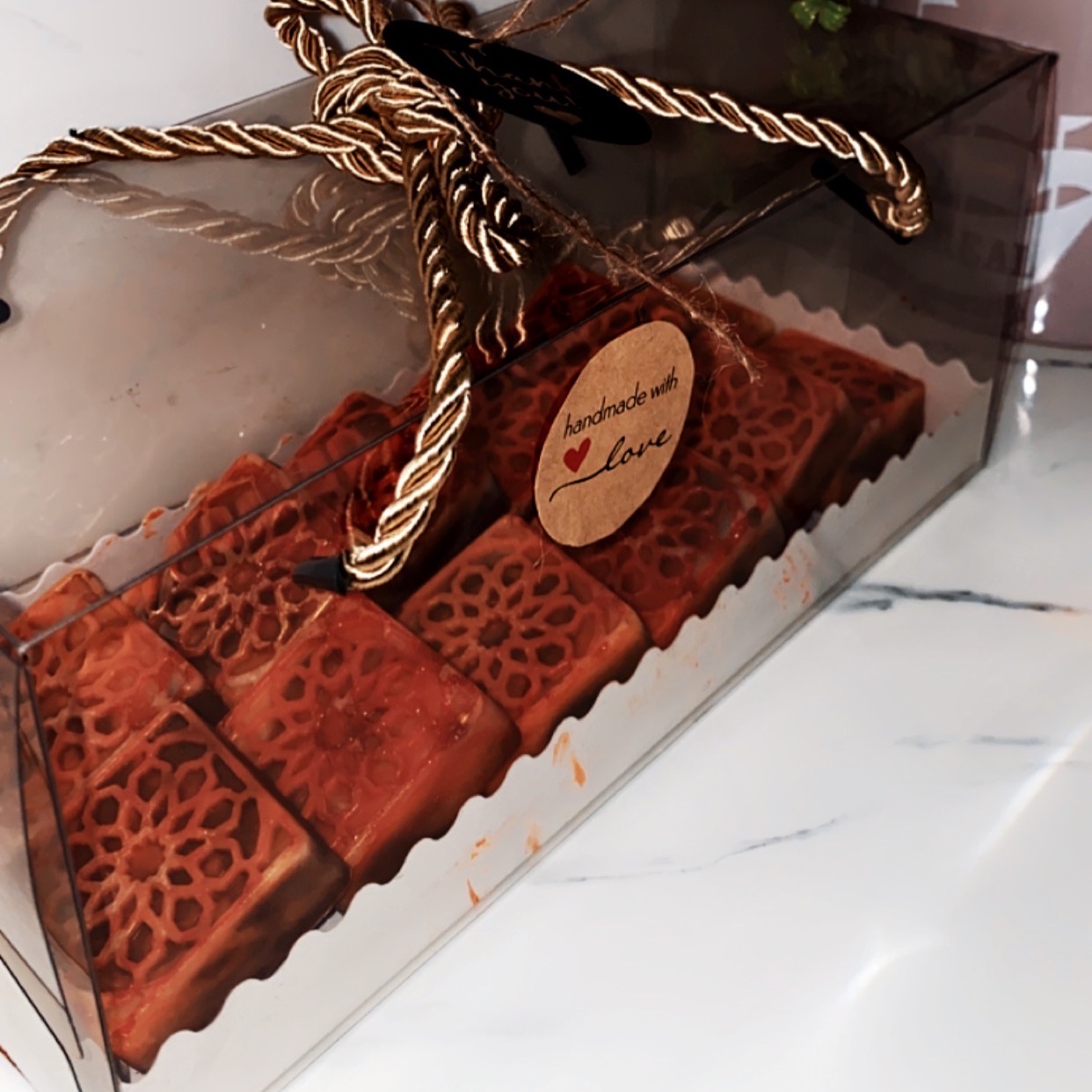 بوكس شوكلت بلجيكي للجمعات بحشوه الواتس والفول السوداني