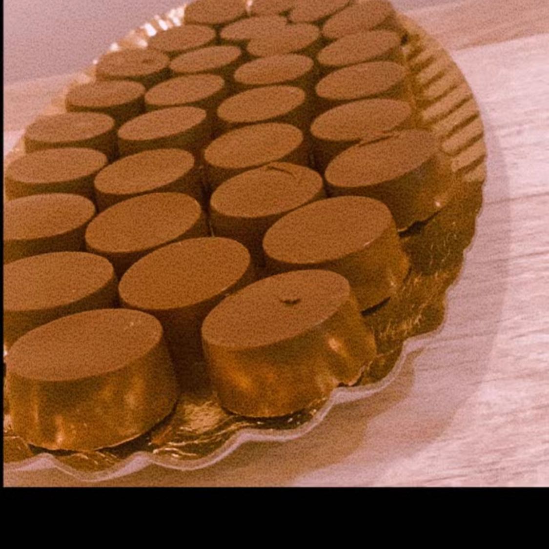 شوكلت بلجيكي محشي ب الكراميل  والبستاشيو 
الحجم كبير