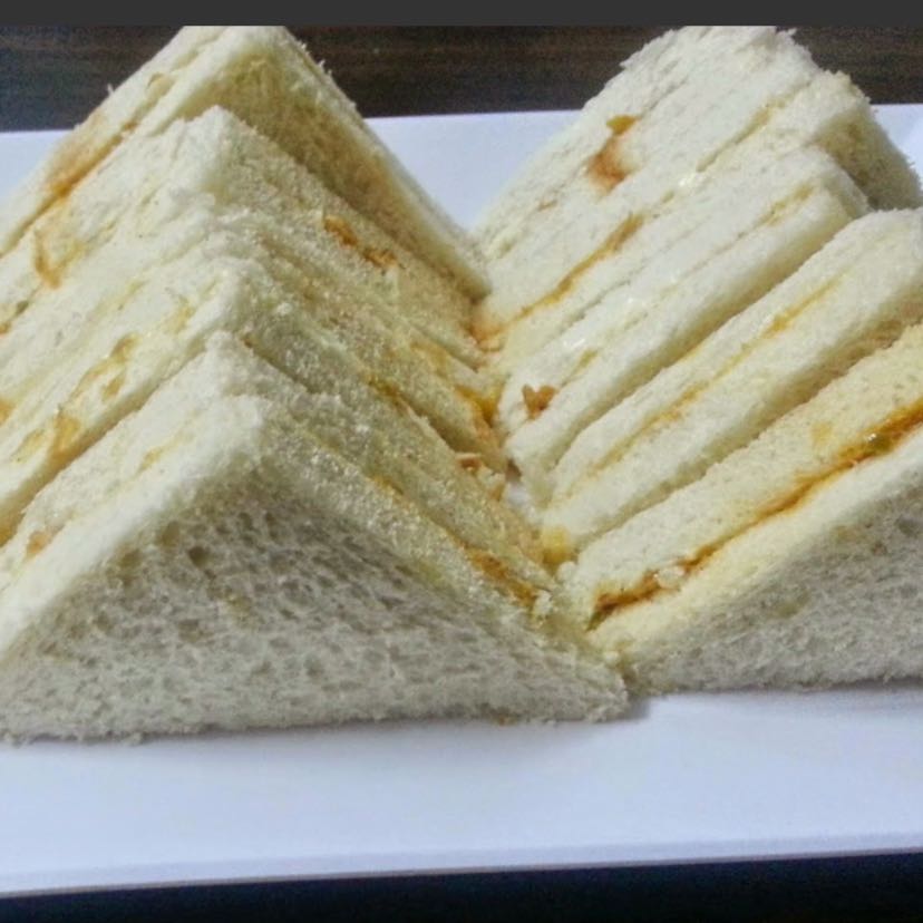 مثلثات التوست بشرائح الجبن والخضار 
مثلثات التوست باللبنه