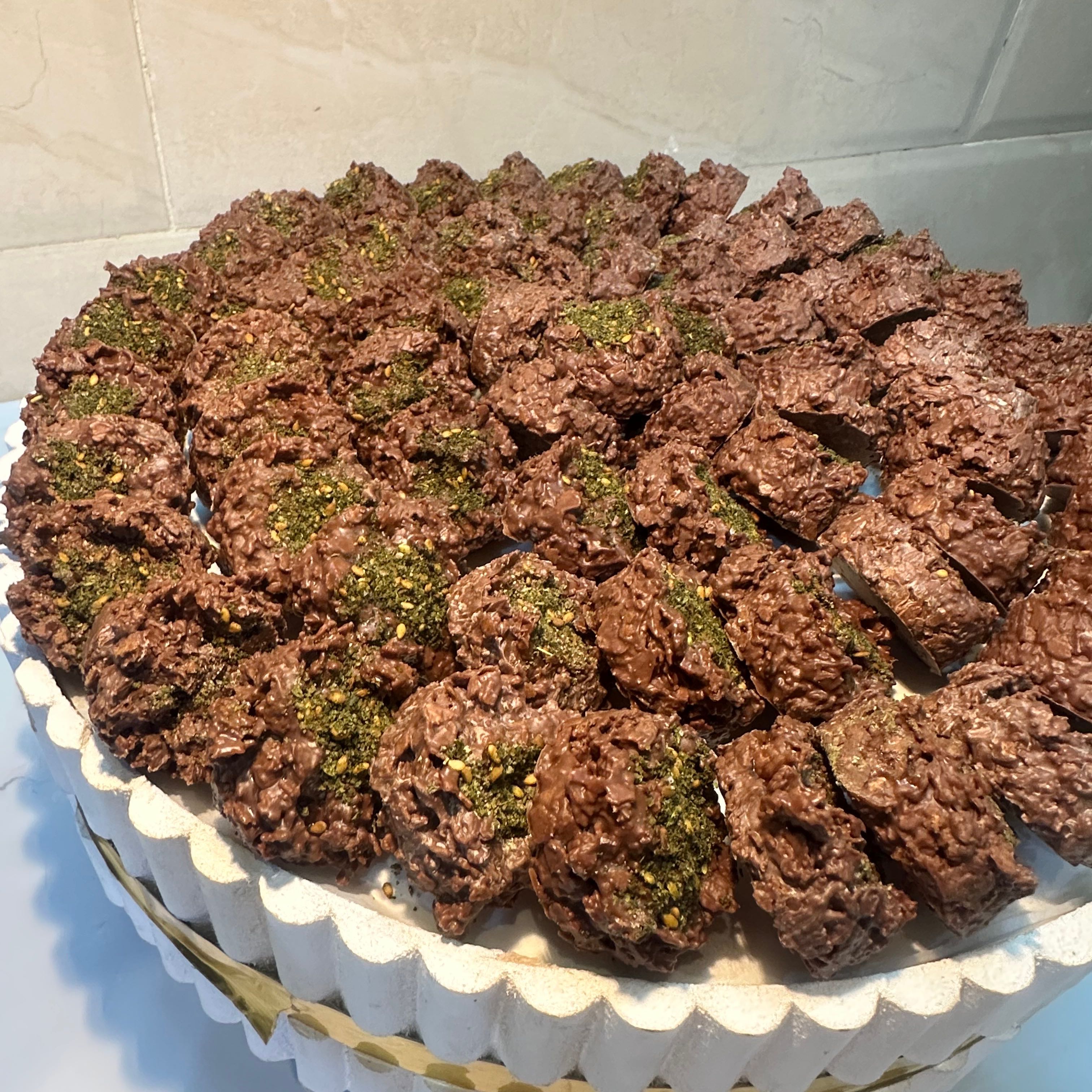 صينيه كرانشي شوكليت بلجيكي محشي كراميل مملح  75 حبه مع الصينيه