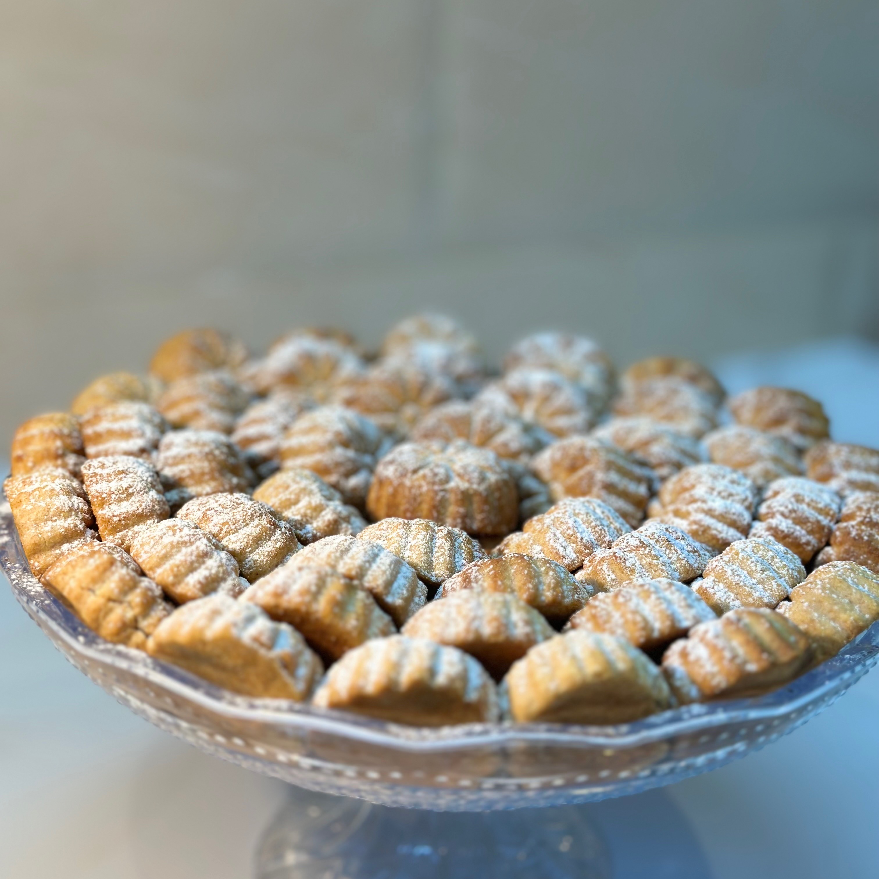 صينية معمول بر محشي تمر كيلو مع صينيه اكريلك