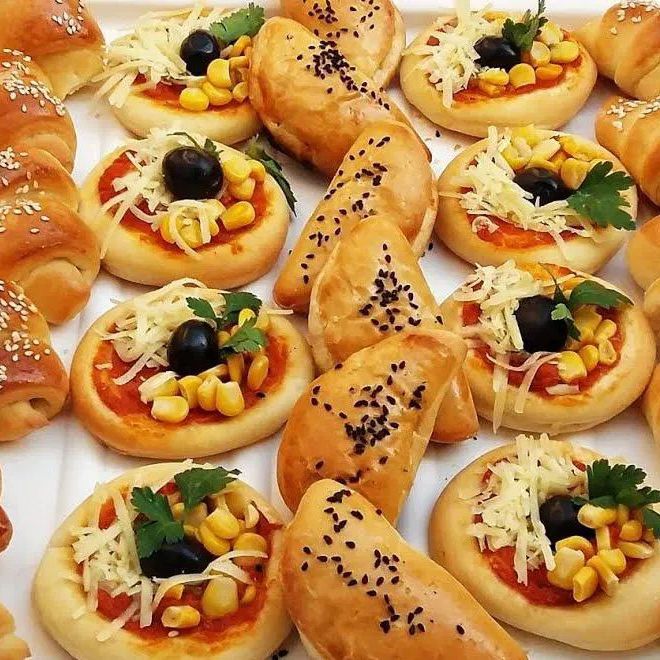 معجنات مشكله
(جبنه بيضه،جبنه صفراء،نقانق، مني بيتزا
لحمه،سبانخ،بطاطا)