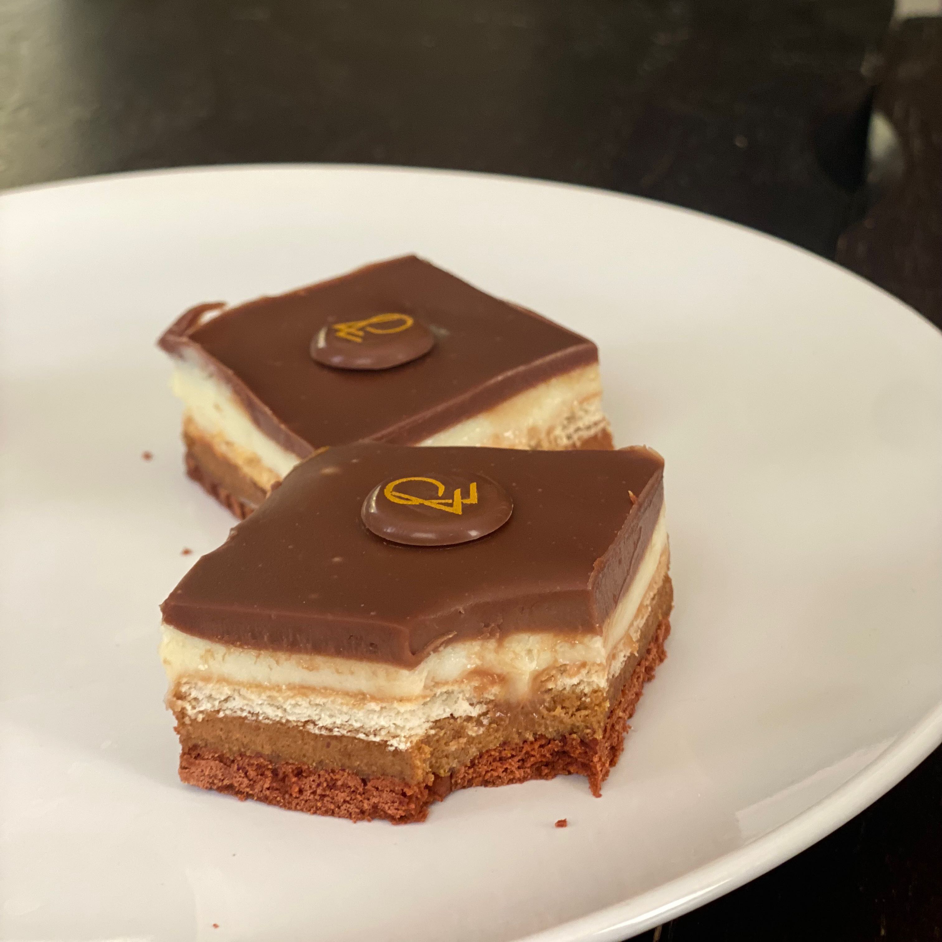 حلى لذيذ يزين قهوتك