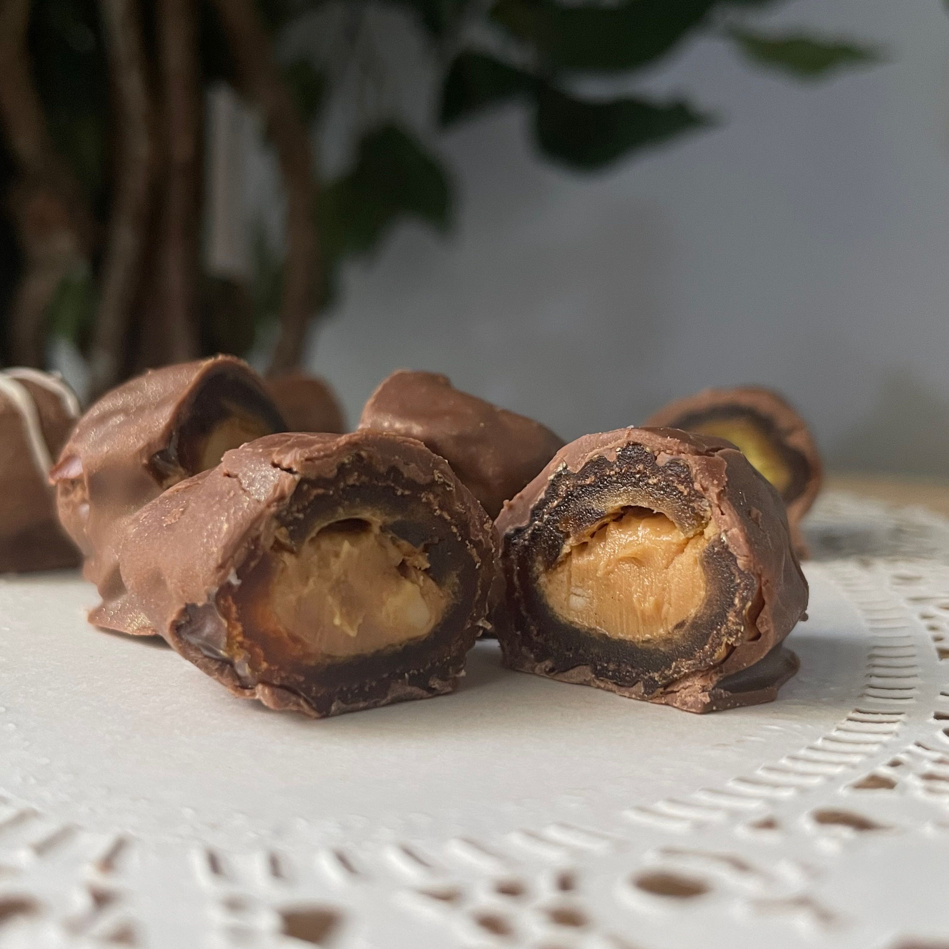 تمر بالكاكو  محشي بالفول السوداني مع المكسرات