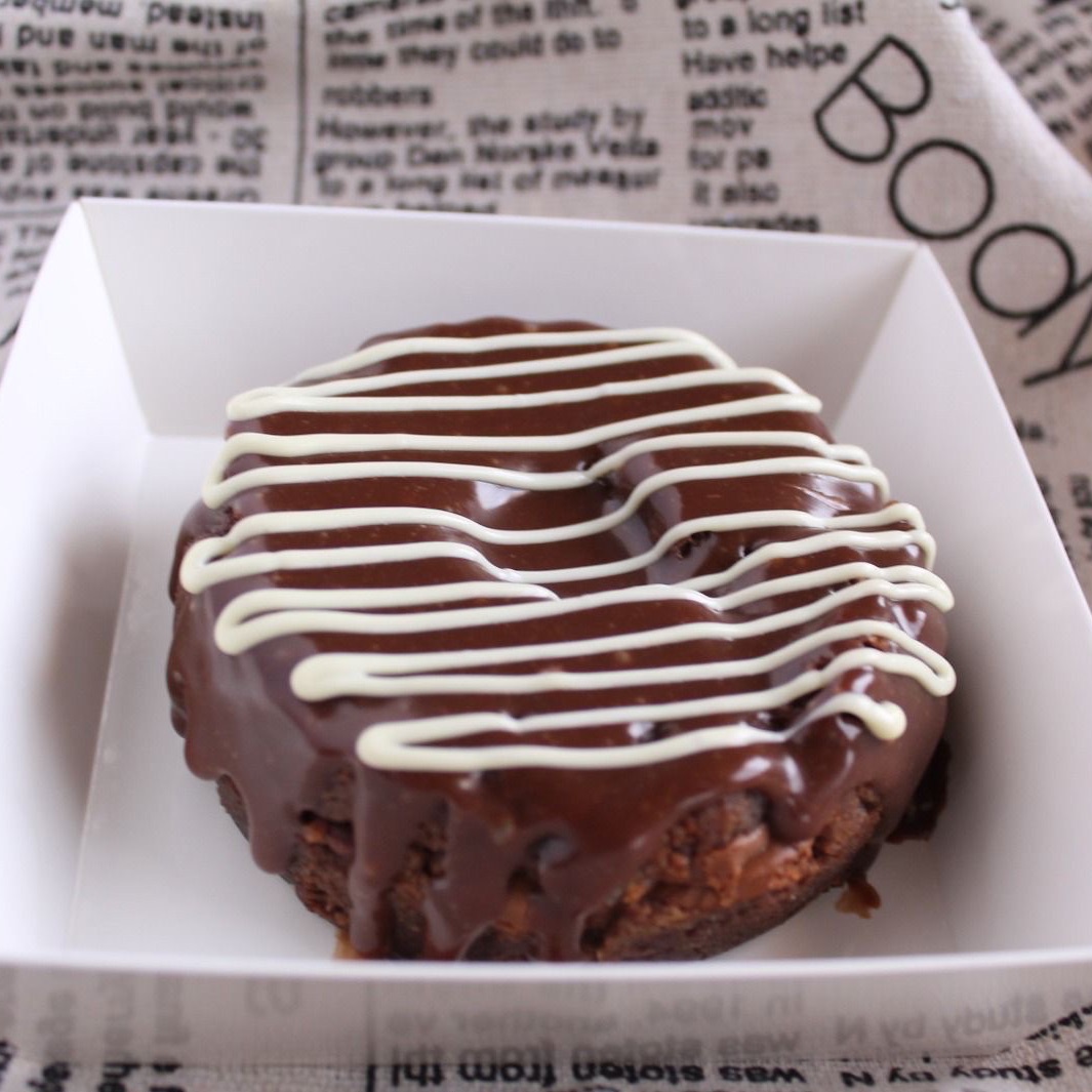 لافا كوكيز بالشوكولاته مع ثلاثة انواع من الشوكولاته البلجيكة بالحليب والدارك والشوكولاته البيضا