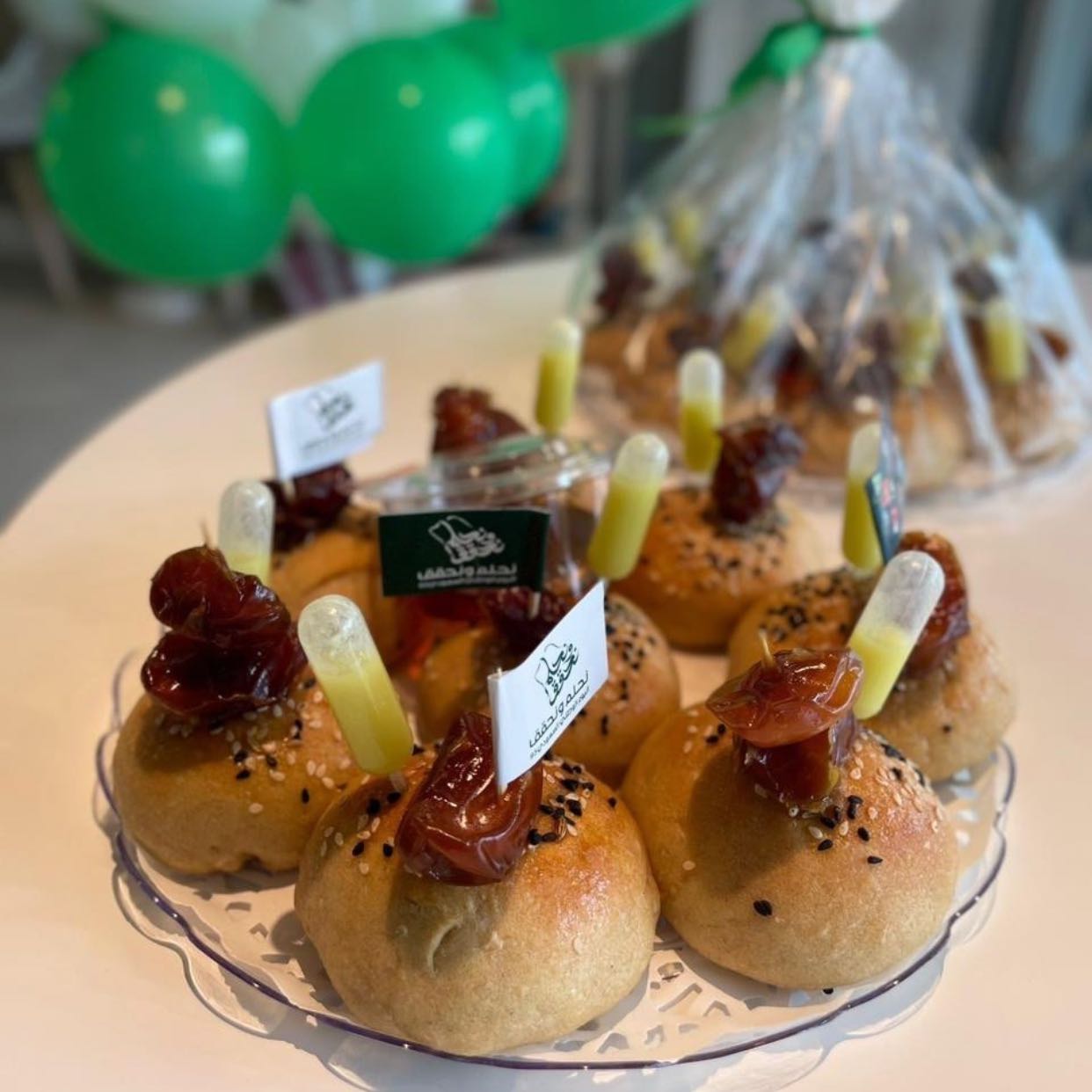 ميني خبز مله مع سمن وعسل وتمر