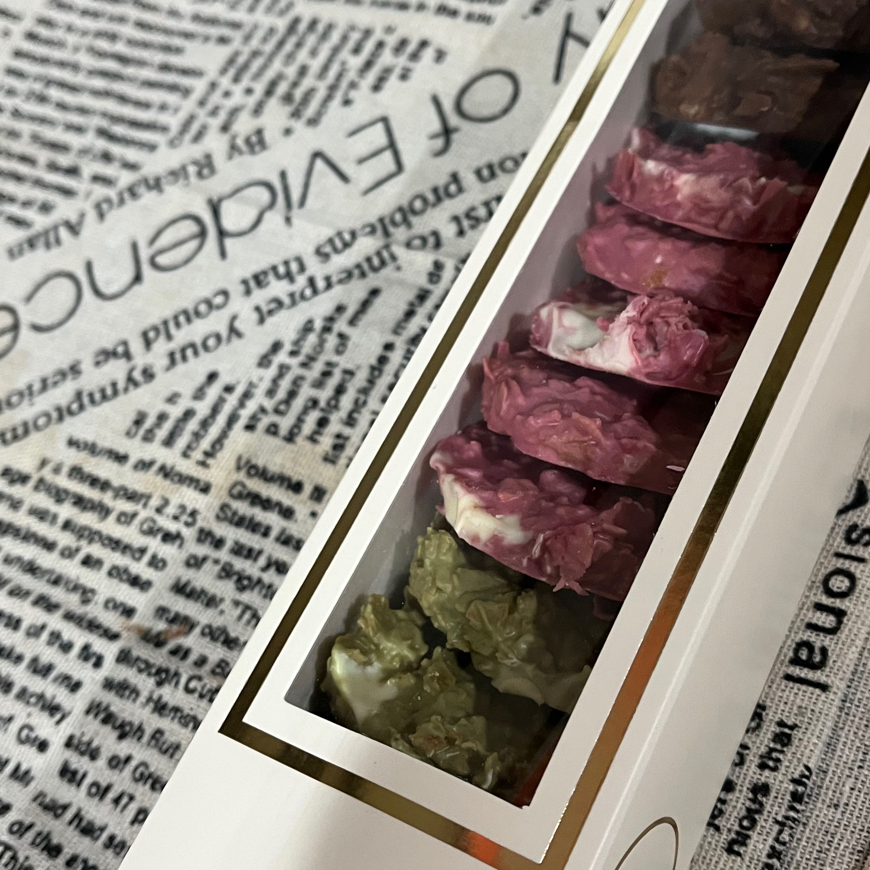 كرانشي نكهات محشي (شكولاته/كراميل/توت/بستاشيو)