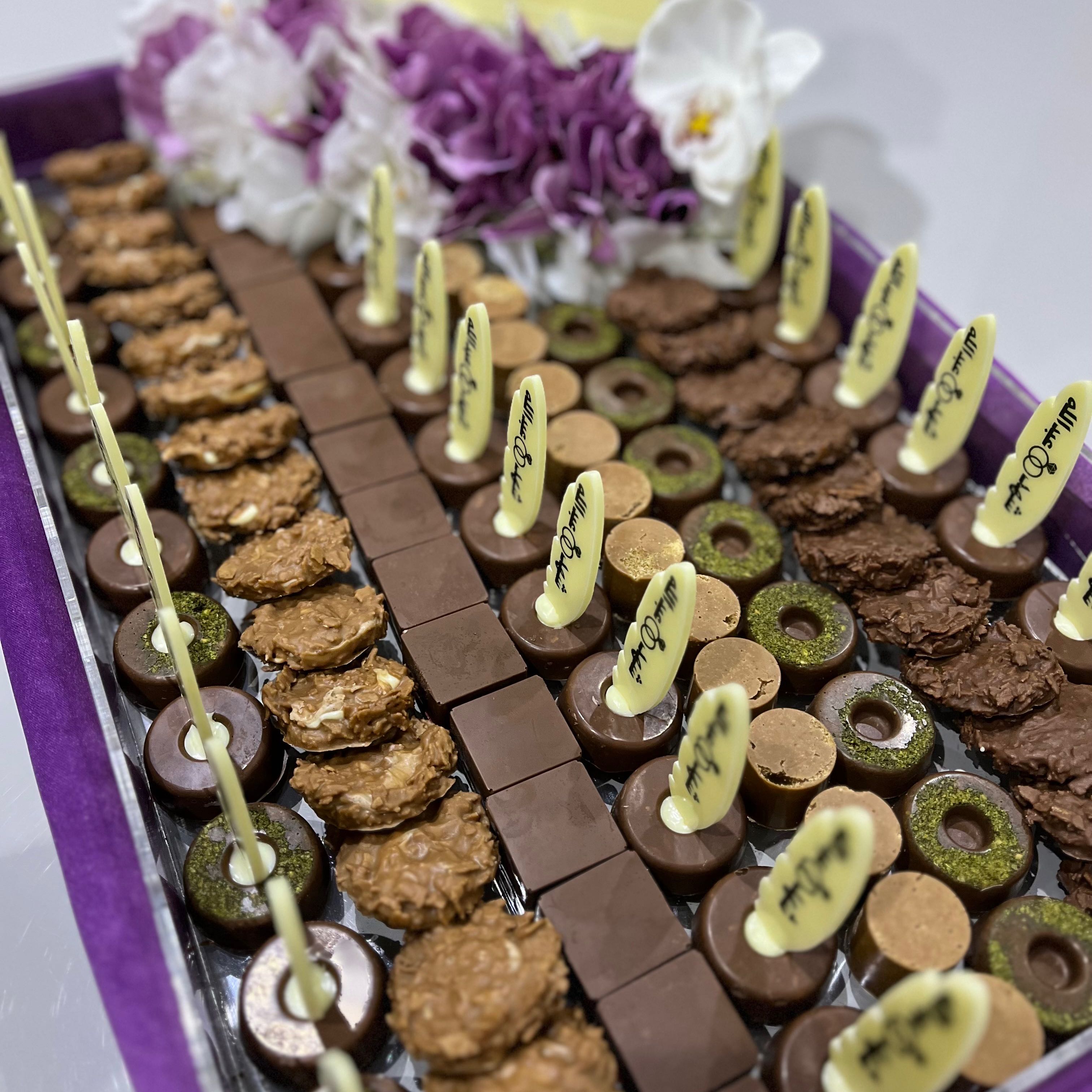 صينية شوكلت بحشوات مختلفه ٢كيلو شامل الصحن والتغليف وطباعة الاسماء