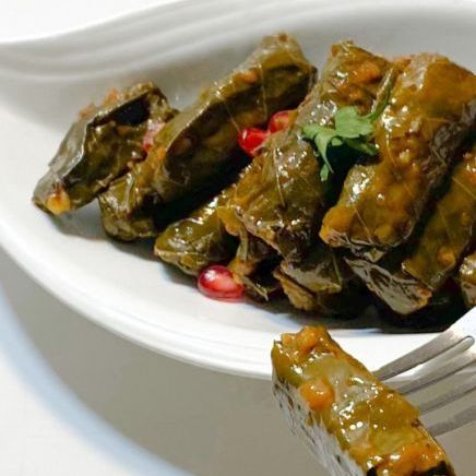 ورق العنب الذي لايقاوم 
بدبس الرمان 
والليمون الحامض 
ذايب يذوب بالفم