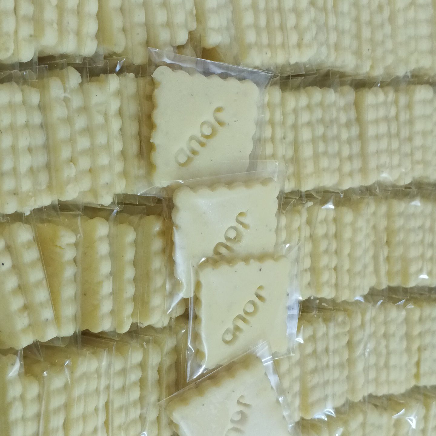 توزيعات لبنية بنكهة الهيل بالاسم ،🤍💛