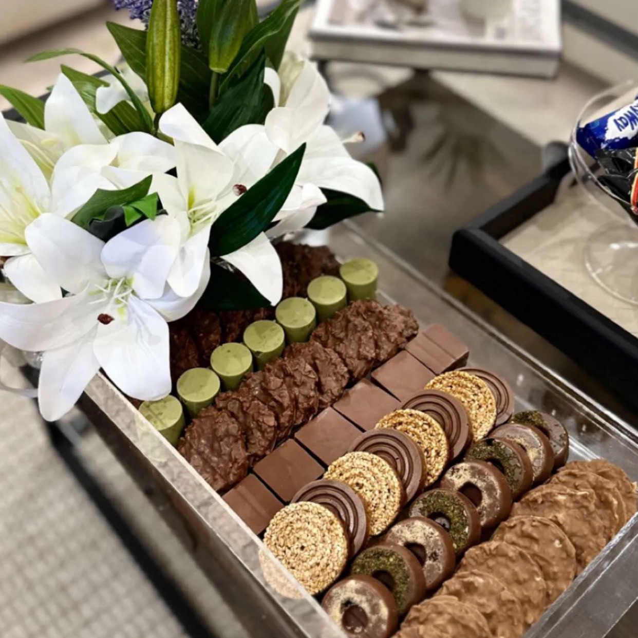 بوكس نص كيلو بصينيه مزينه بالورد