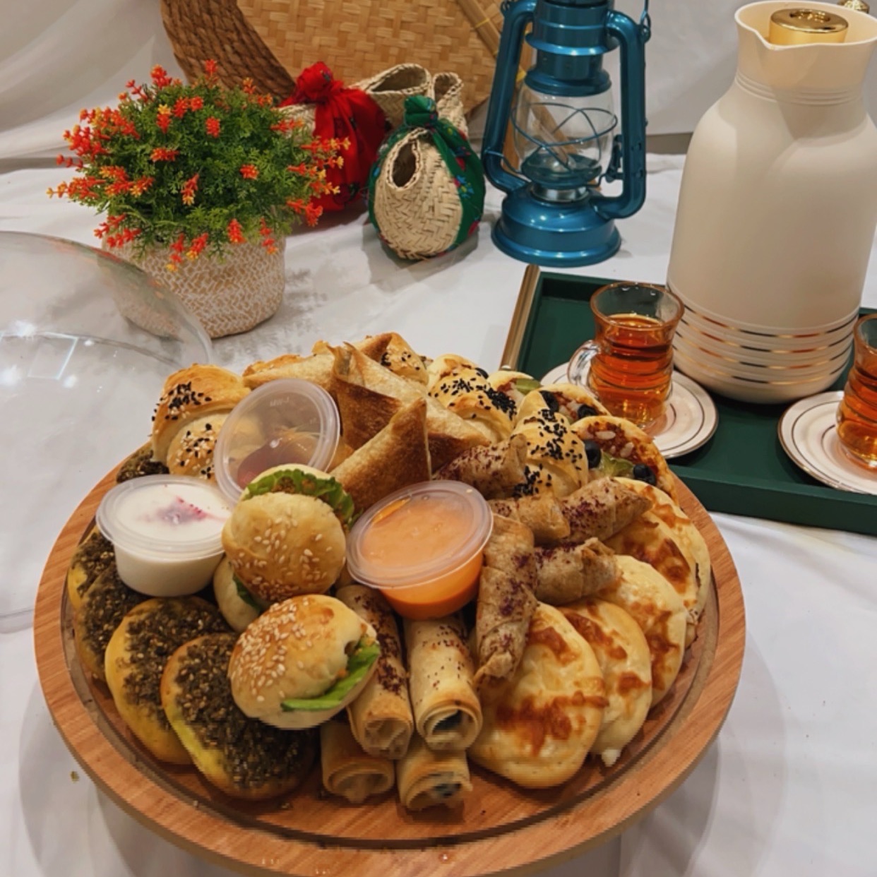 صحن معجنات مشكل يصنع بدقه وحُب