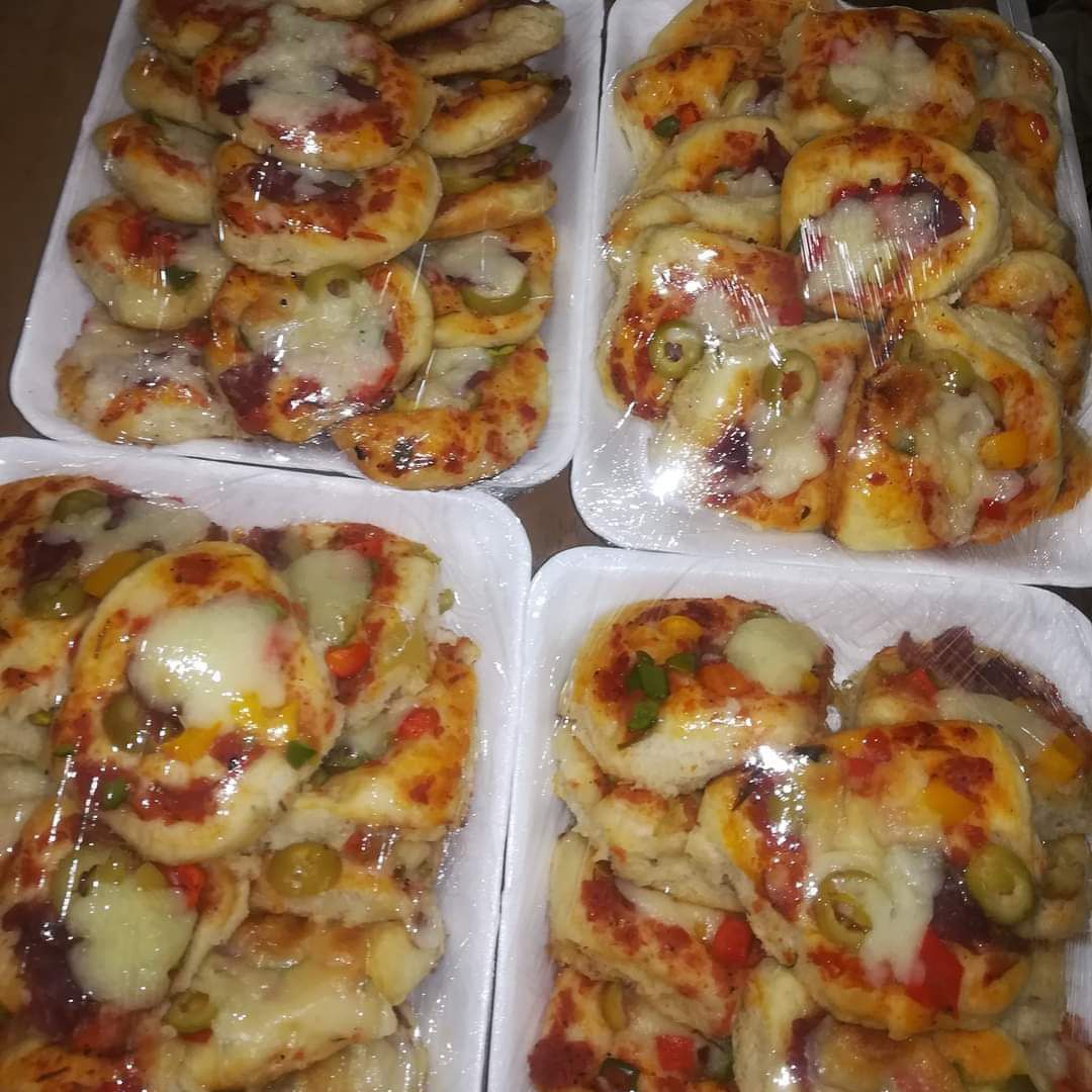 دقيق بيض زبادي لبن بدره خميره الزيت الحشو صوص طماطم بالجبنه جبنه موزاريلا زبون خضار