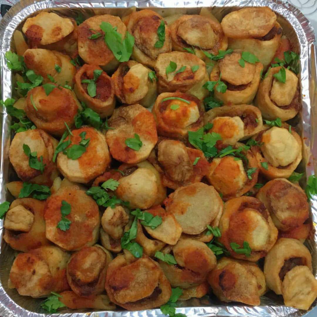 لحمه مفرومه بصل توابل جبنه موتزاريلا صوص .طماطم بطاطس.