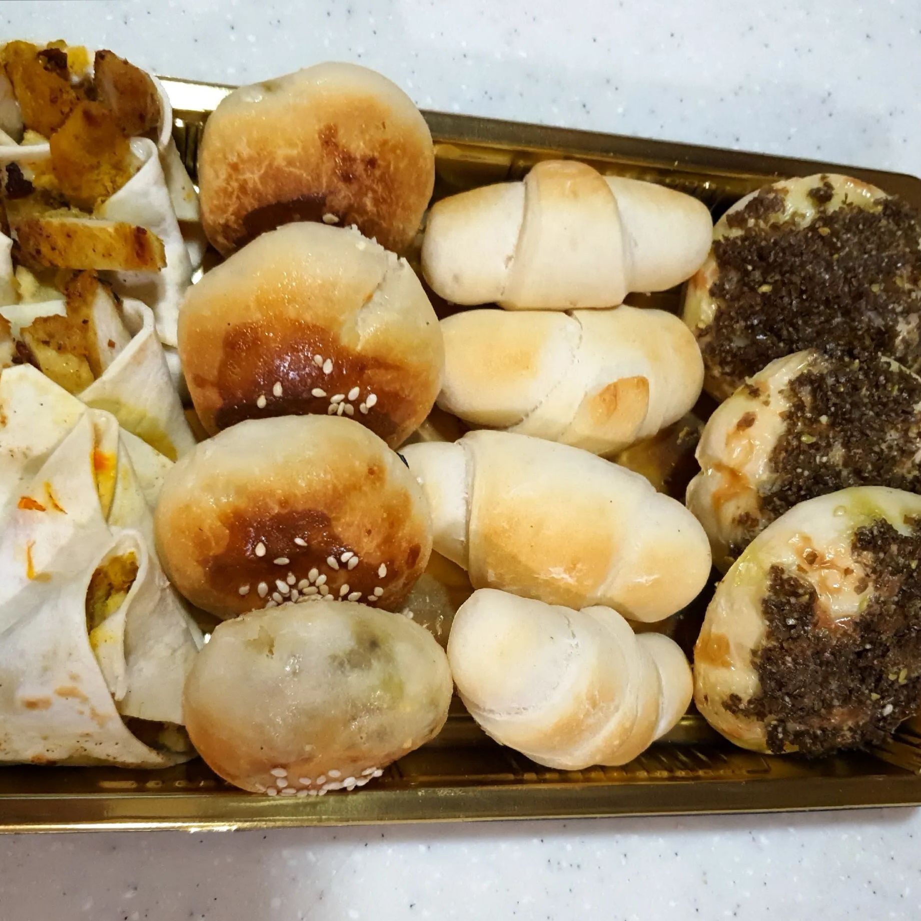 معجنات هشه ولذيذه 
منوعه زعتر وجبن ودجاج وحشوات خضار ولحم كل نوع ٣ حبات الصحن فيه ١٦ حبه