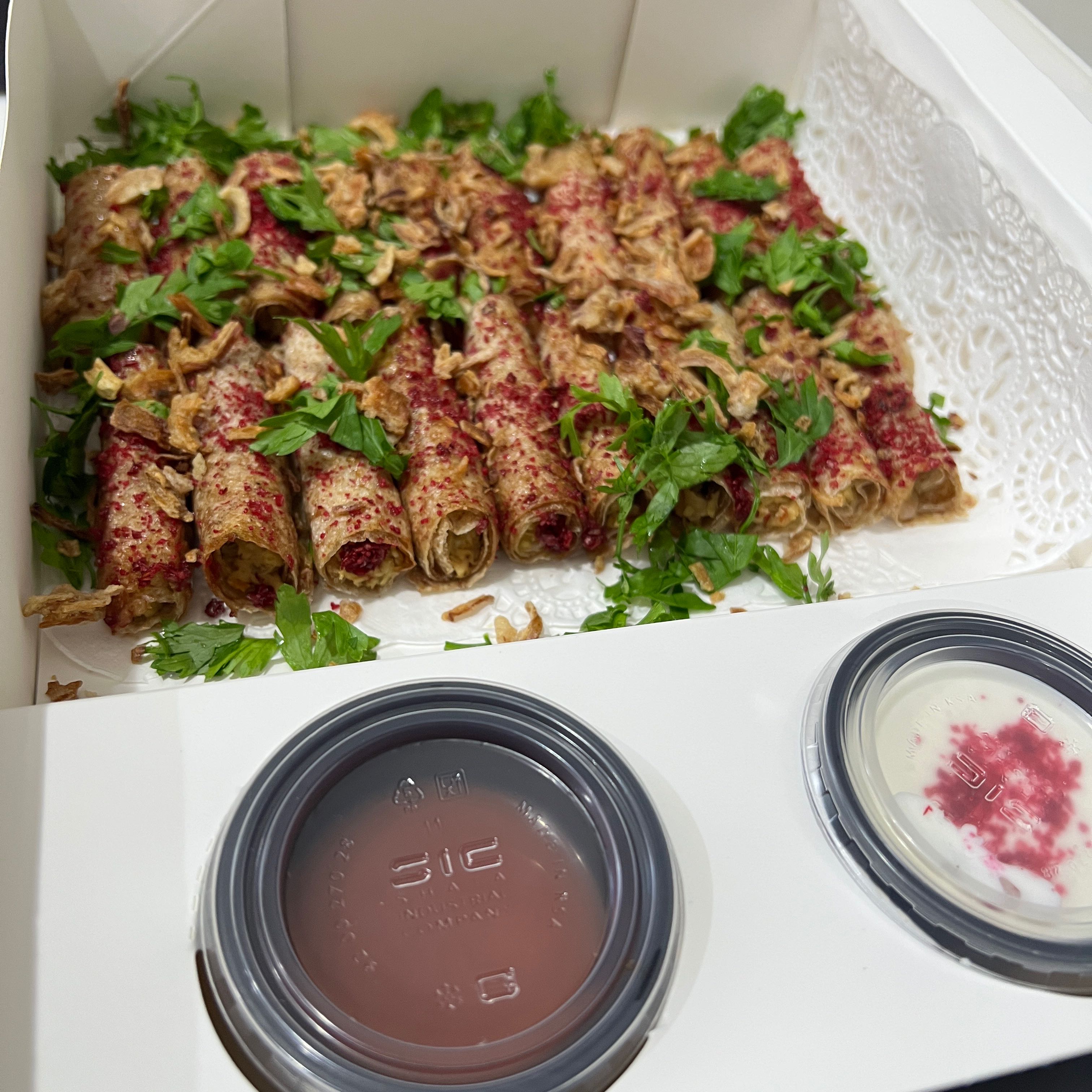 مسخن لذيذ🫔 بحشوة دجاج طريه🍗 ودبس رمان وعلى الوجه بقدونس وبصل مقلي🧅 + 2 صوص بخلطتنا السريه🍚 والآخر سبايسي 🌶