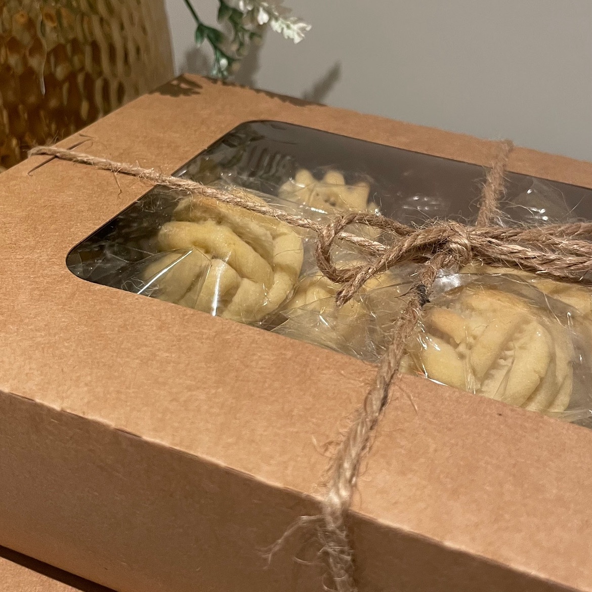 طلبيات زبايني بكس معمول الجوري الهش اللذيذ عليهم بالعافيه كل حبه مغلفه بحب ❤️