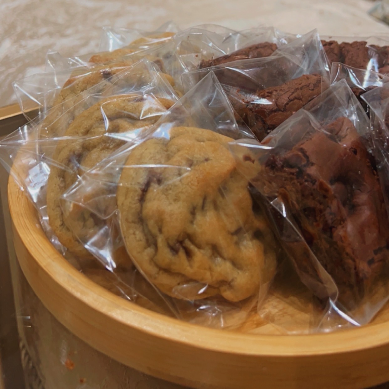 خمس قطع براونيز + خمس قطع كوكيز بـ ٦٠ ريال