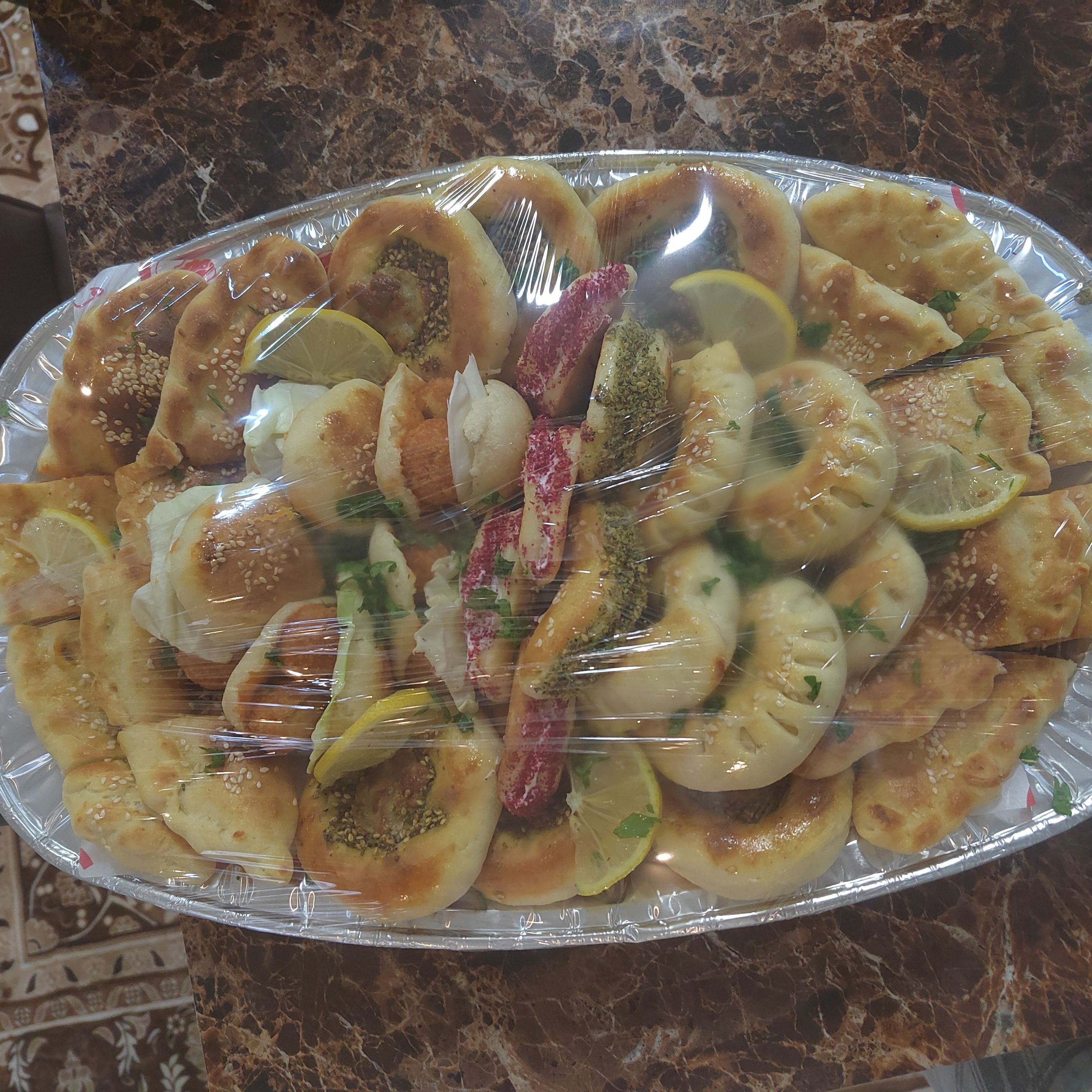 صحن فطاير كبير بتشكيلة حشوات دجاج وبيتزا وجبن ولبنه وزعتر