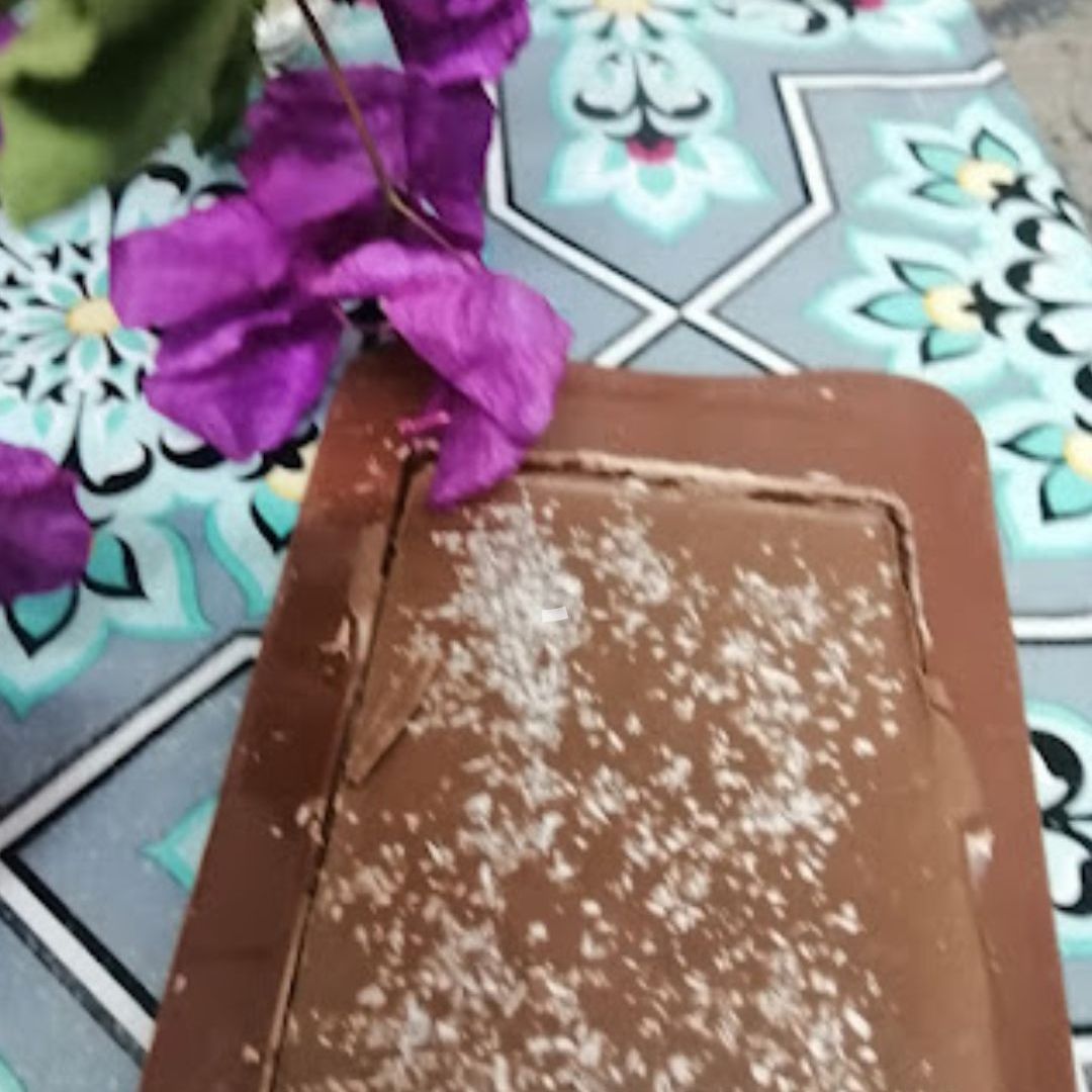 لوح شكولاته بني تزين جوز الهند حبتين ❤️