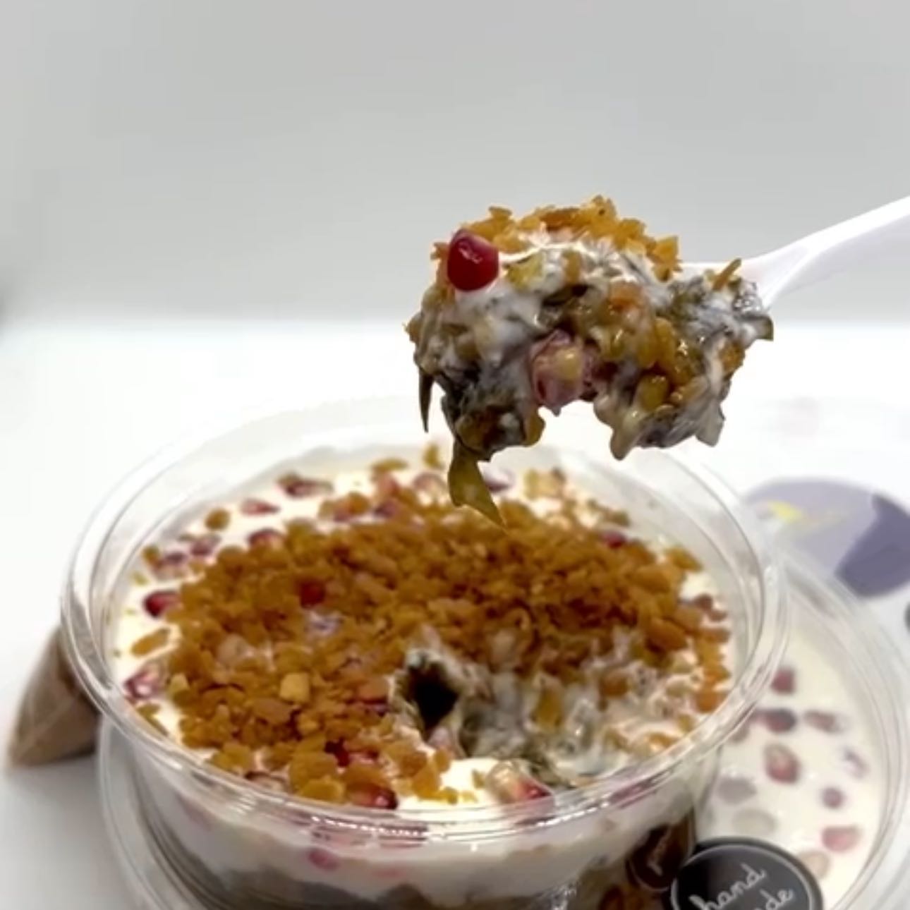 ‎فتة ورق العنب :
‎طبقات من ورق العنب الفاخر
‎مع الخبز المقرمش وحبات الرمان
‎والصوص اللذيذ.
صغير :٣٣
‎وسط : ٤٣