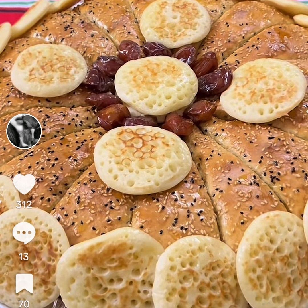 خبزه بالسمن والعسل وحبة البركه والسمسم حجم كبير