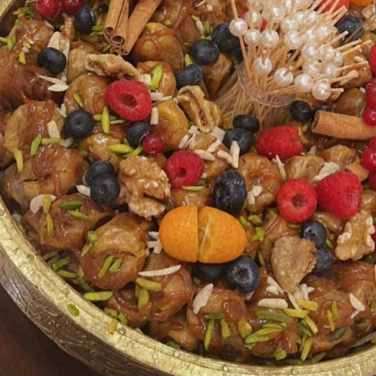 تمر محشي خلطة البسكويت وزبدة الفول السوداني ومرشوش عليه صوص ومكسرات