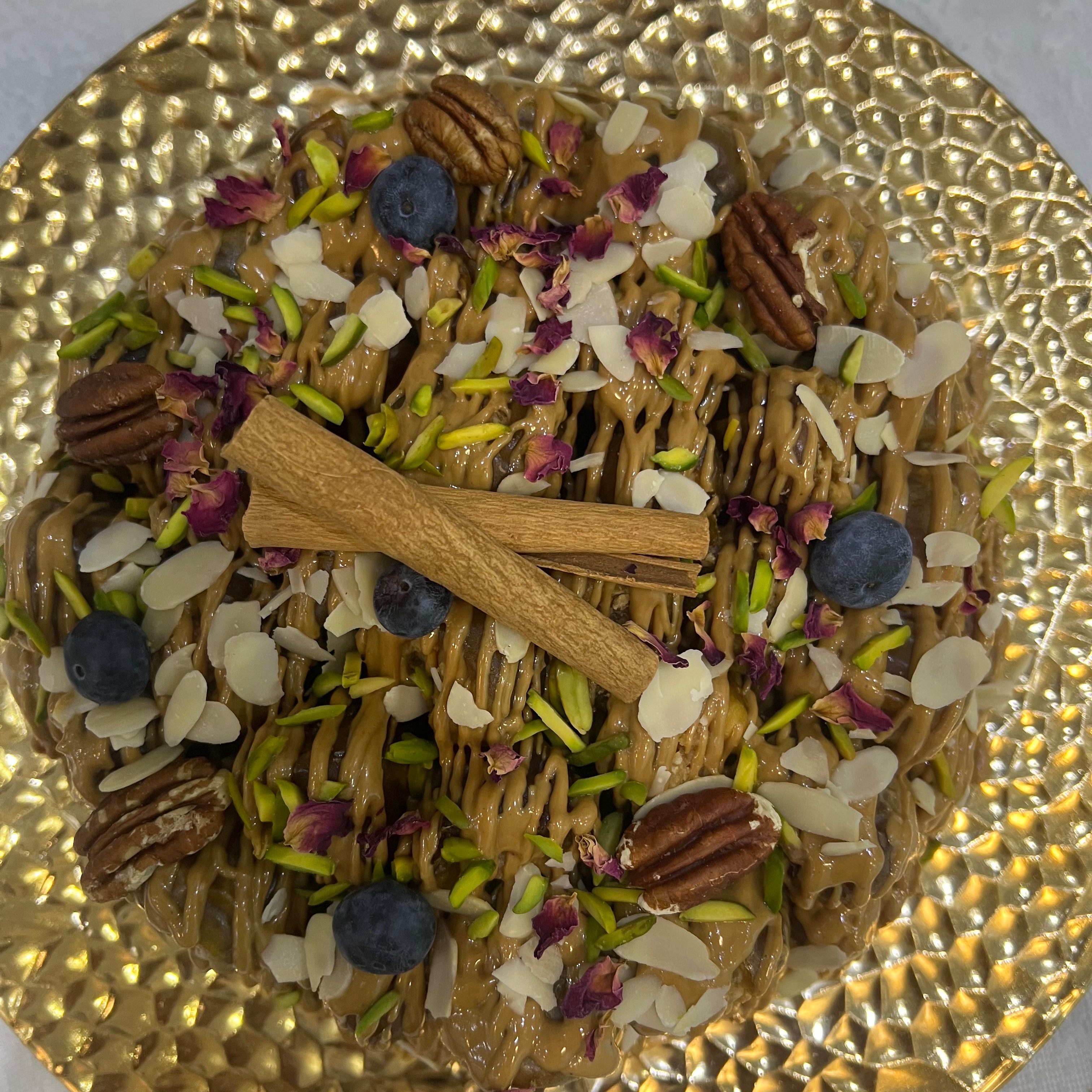 تمر محشي طلبيه اليوم هنا وعافيه