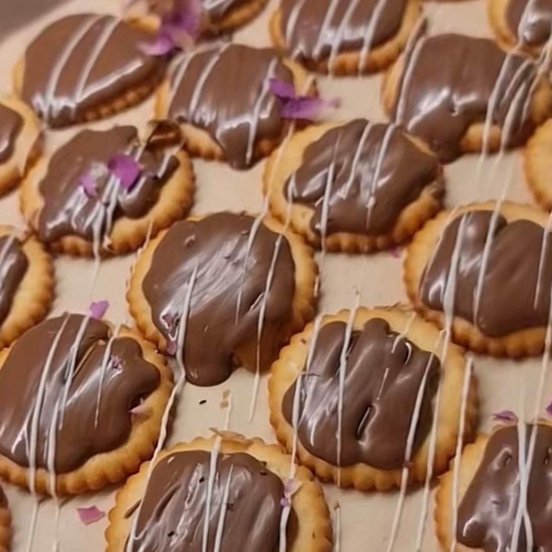 حلو مالح نكهات مختلفه زعتر وسماق وفستق ولوز وشوكلت