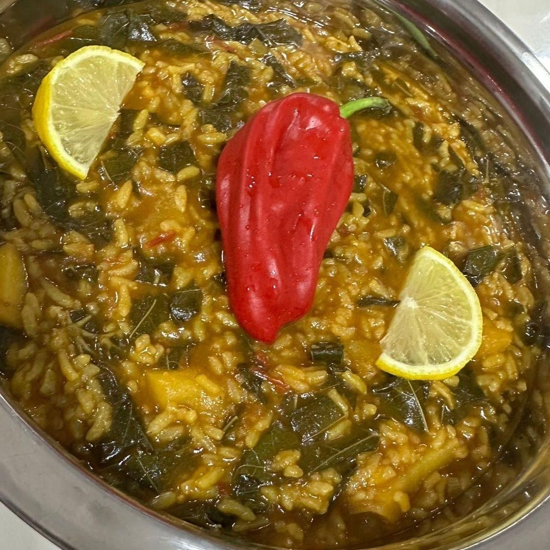 فتة ورق العنب مع الصوص تطبخ يوميا طازجه وغير مثلجه او مبرده
مع صوص الزبادي والخبز المحمص
