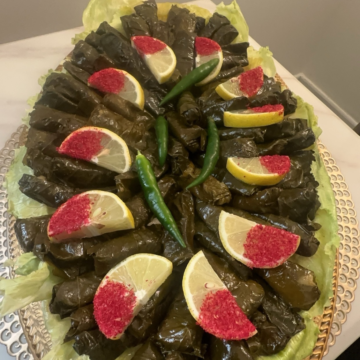 صحن مكون من 50 حبه ورق عنب