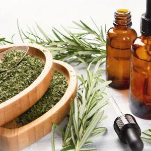 إكليل الجبل النبات عبارة عن عشبة معمرة. أوراقه ضيقة وطويلة سطحه الأعلى أخضر غامق وبراق ومنقط بنقط صفراء ذهبية أو بيضاء فضية وسطحه الأسفل مكسو بشعيرات بيضاء دقيقة ونوراته نيلية اللون أو زرقاء ينمو بريّاً في دول البحر الأبيض المتوسط.أوراقه تنشط الدورة الدموية ولا سيما لدي الأشخاص الذين لا يمارسون الرياضة
