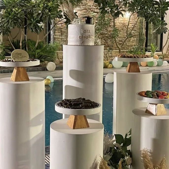 طاولات طعام وحلويات