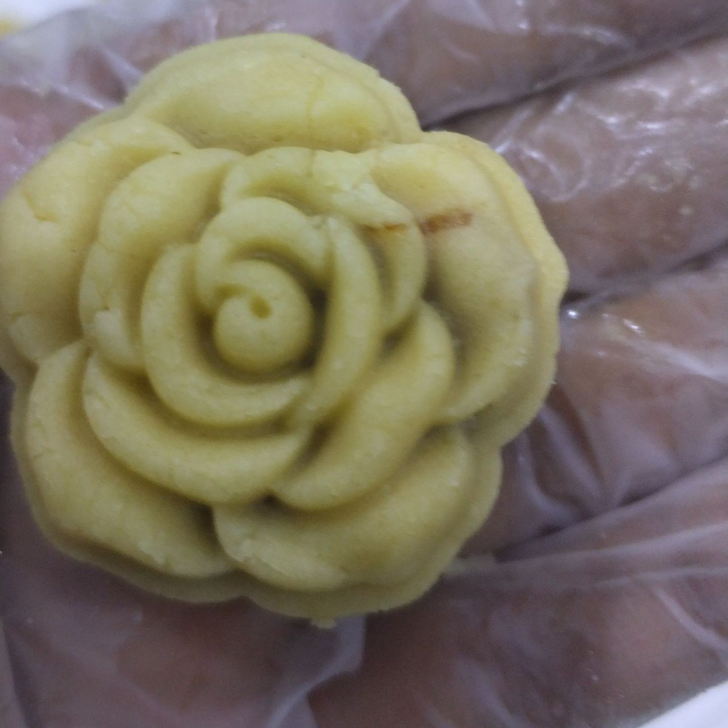 معمول رولز طري هش بنكهة الفانيلا والزبده محشي بالتمر