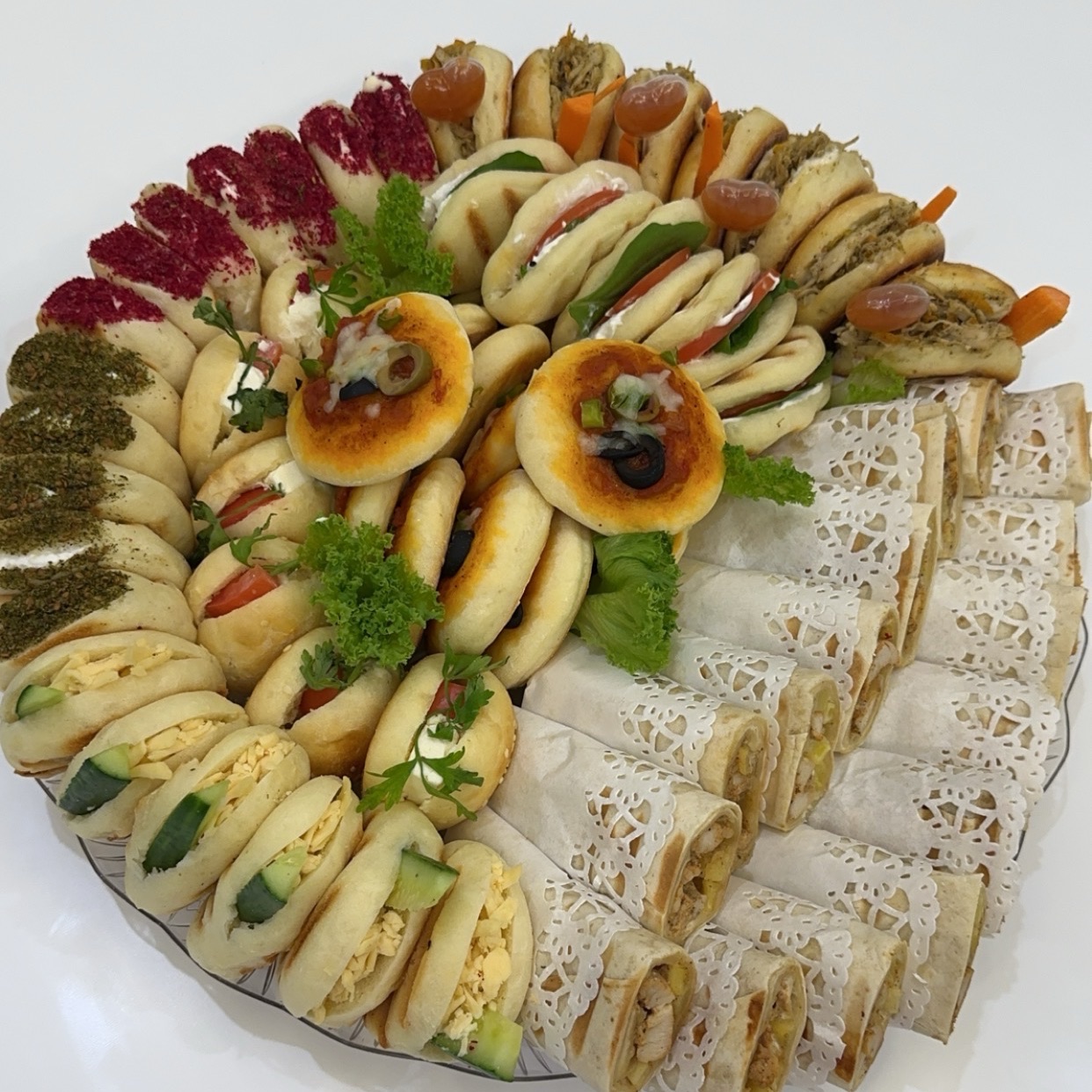 فطاير مشكله وشاورما😋😋😋
(لبنه-لبنه بالزعتر-جبن سائل بالسماق-جبن كريمي-بيتزا-دجاج-شيدر )