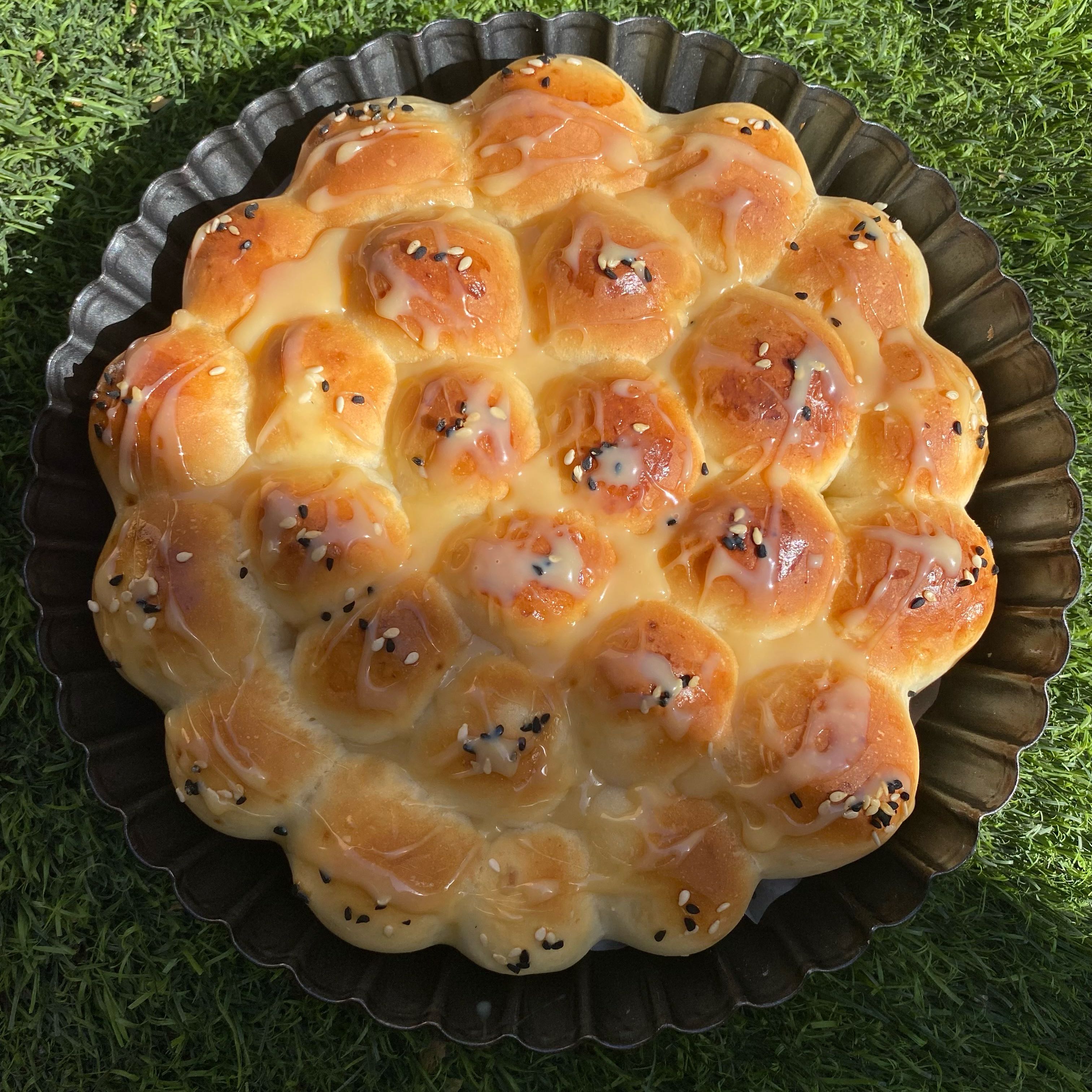 خلية نحل بالشكل الكلاسيكي 🐝
خلية النحل محشوة بالجبن السائل 🤤💓
التسقية حليب نستلة 🥛 ومرشوش عليها حبات من السمسم وحبات البركة الطيّبة