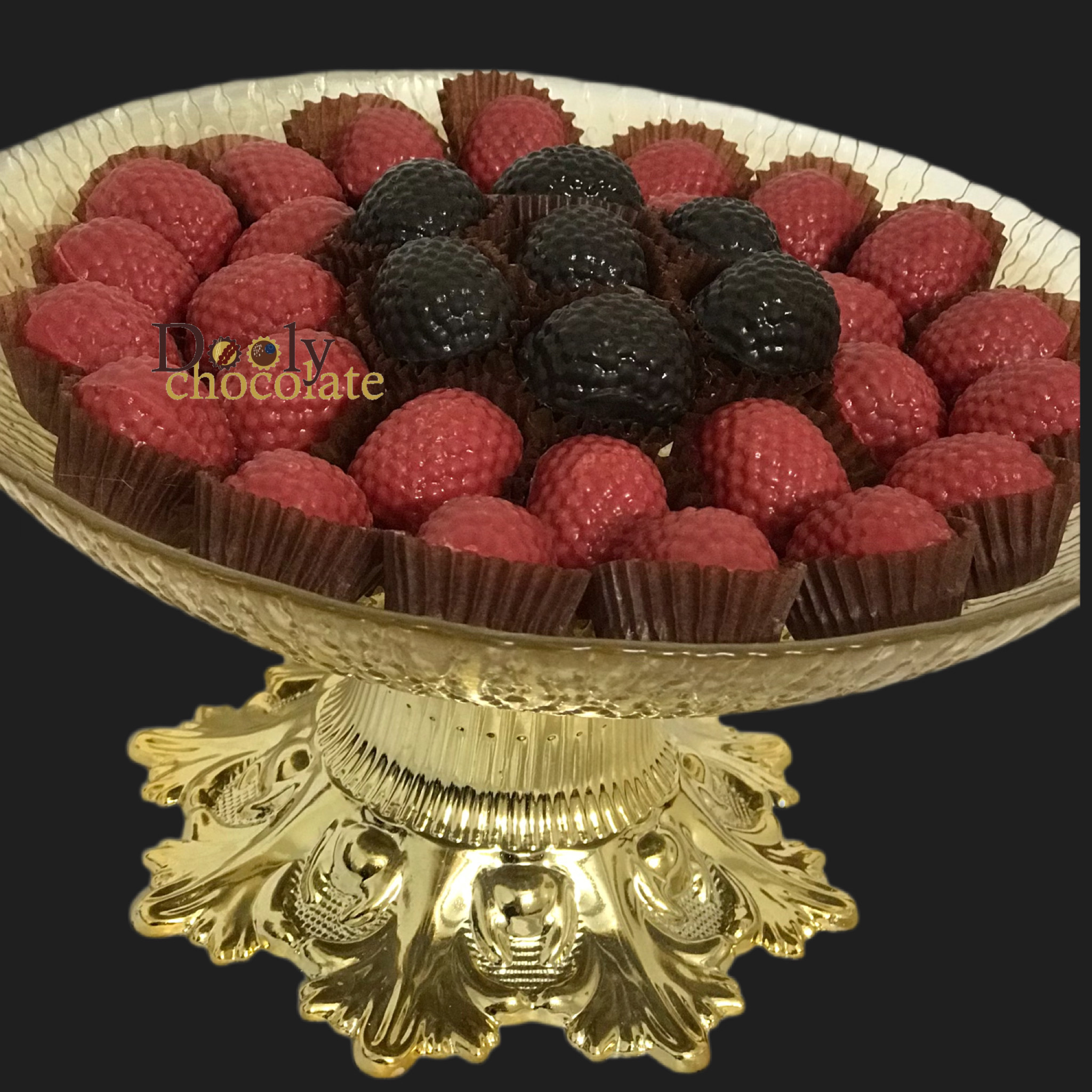 شوكلات على شكل توت بحشوة التوفي والنوتيلا