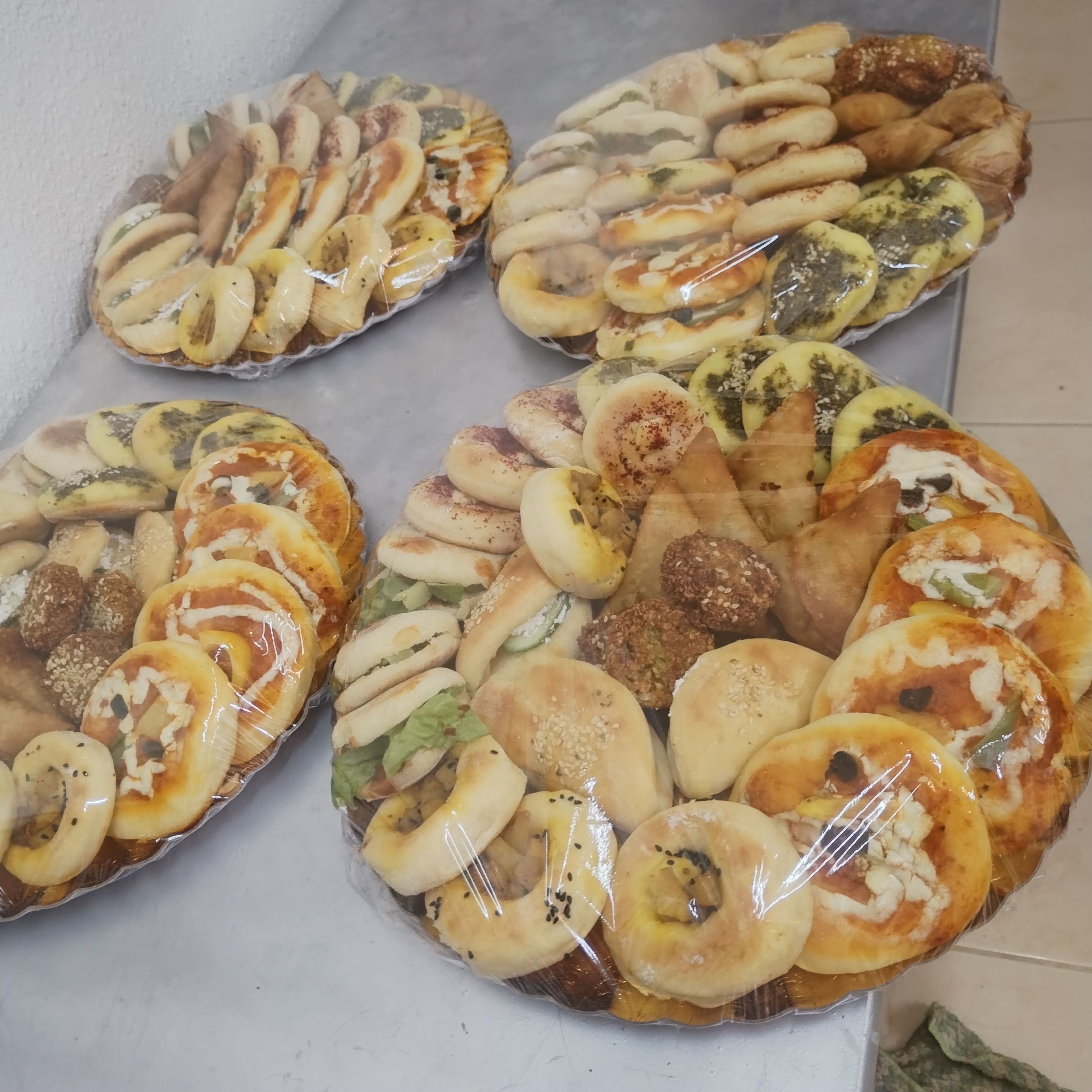 صحن يحتوي على فطاير وسمبوسه وفلافل لذيذ جدا والطلب عبر الواتس 🥐