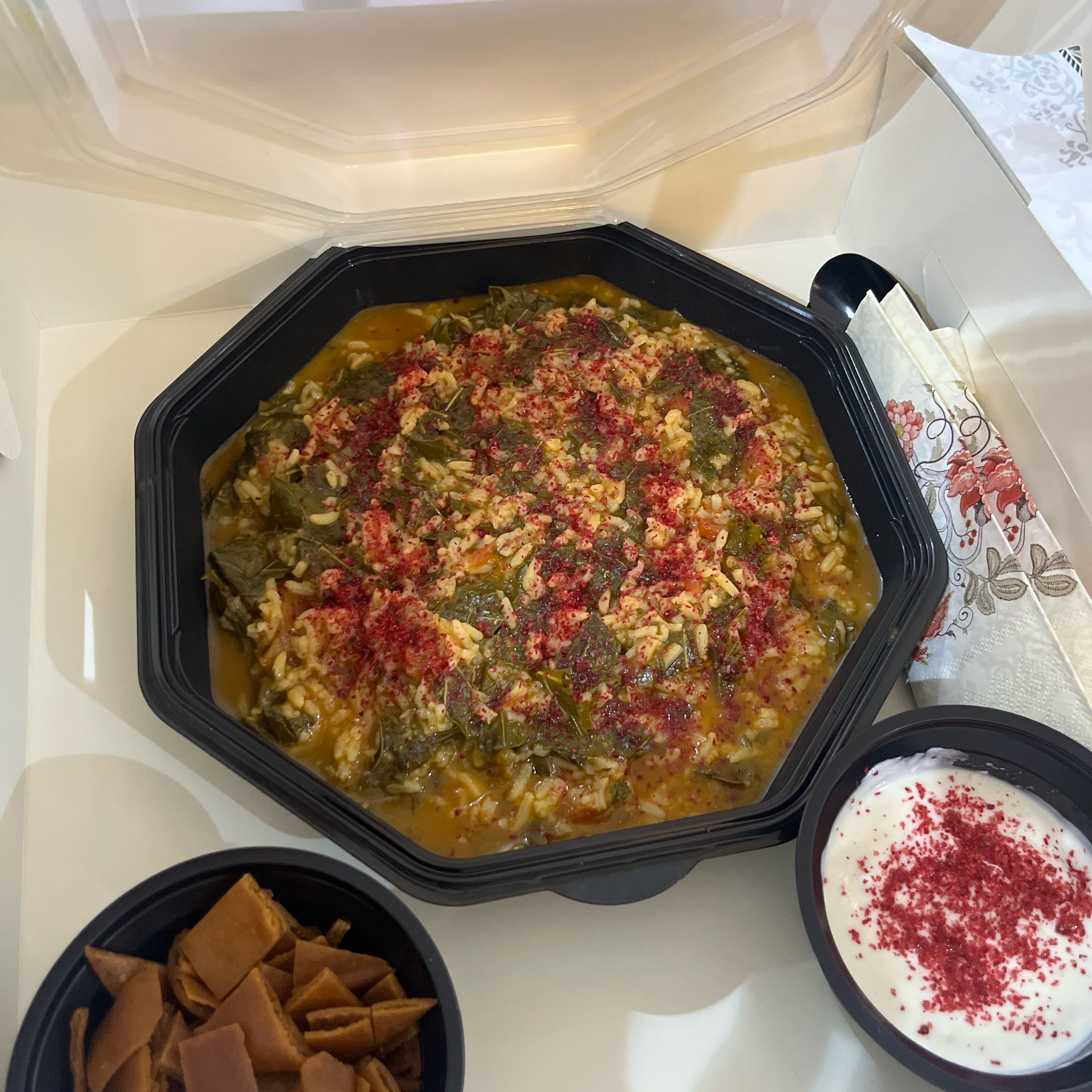 فتة ورق عنب لذيذة جدًا مع صوص الزبادي والطحينه والخبز المحمص الكمية تكفي أربع أشخاص والسعر خيال من الآخر