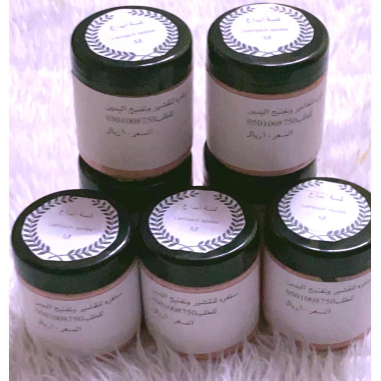 مقشر خاص باليدين 
لترطيب وتفتيح اليدين يستعمل مره واحده بالاسبوع يباع مع الكريم الخاص بتبييض اليدين