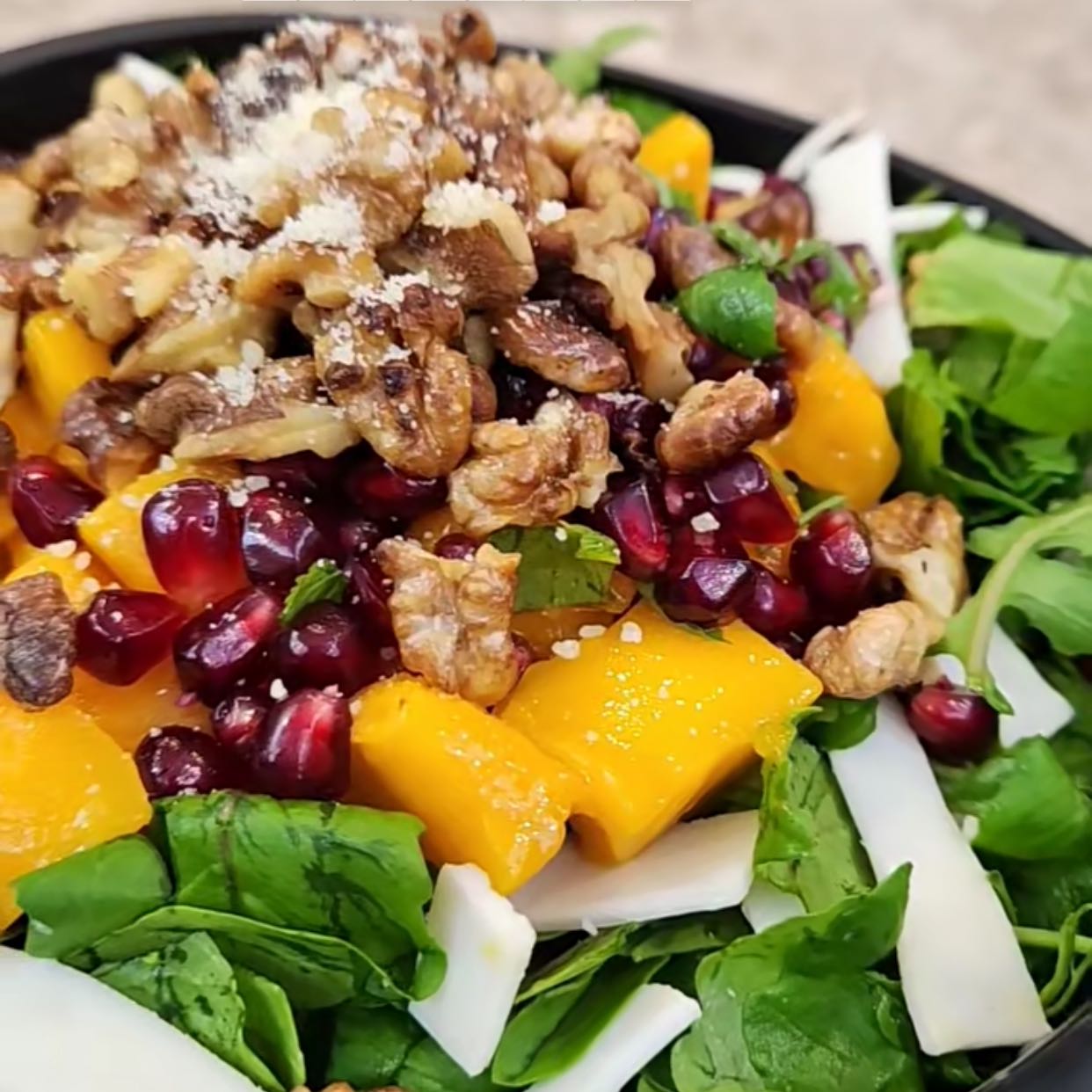 سلطة الرمان بالجوز والجبنه