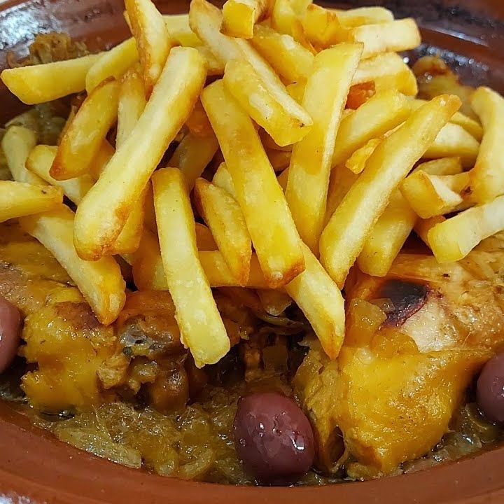 طجين دجاج والزيتون وبطاطس مقليه