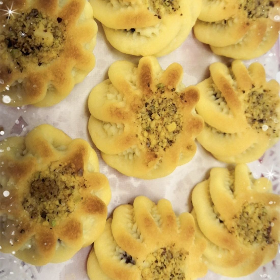 معمول تمر مزين بالفستق