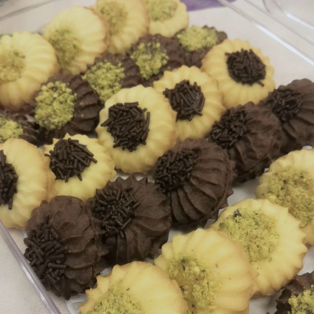 بتيفور شوكولا شكل ورده بحشوة ( المربى والفستق، الشوكولاته)