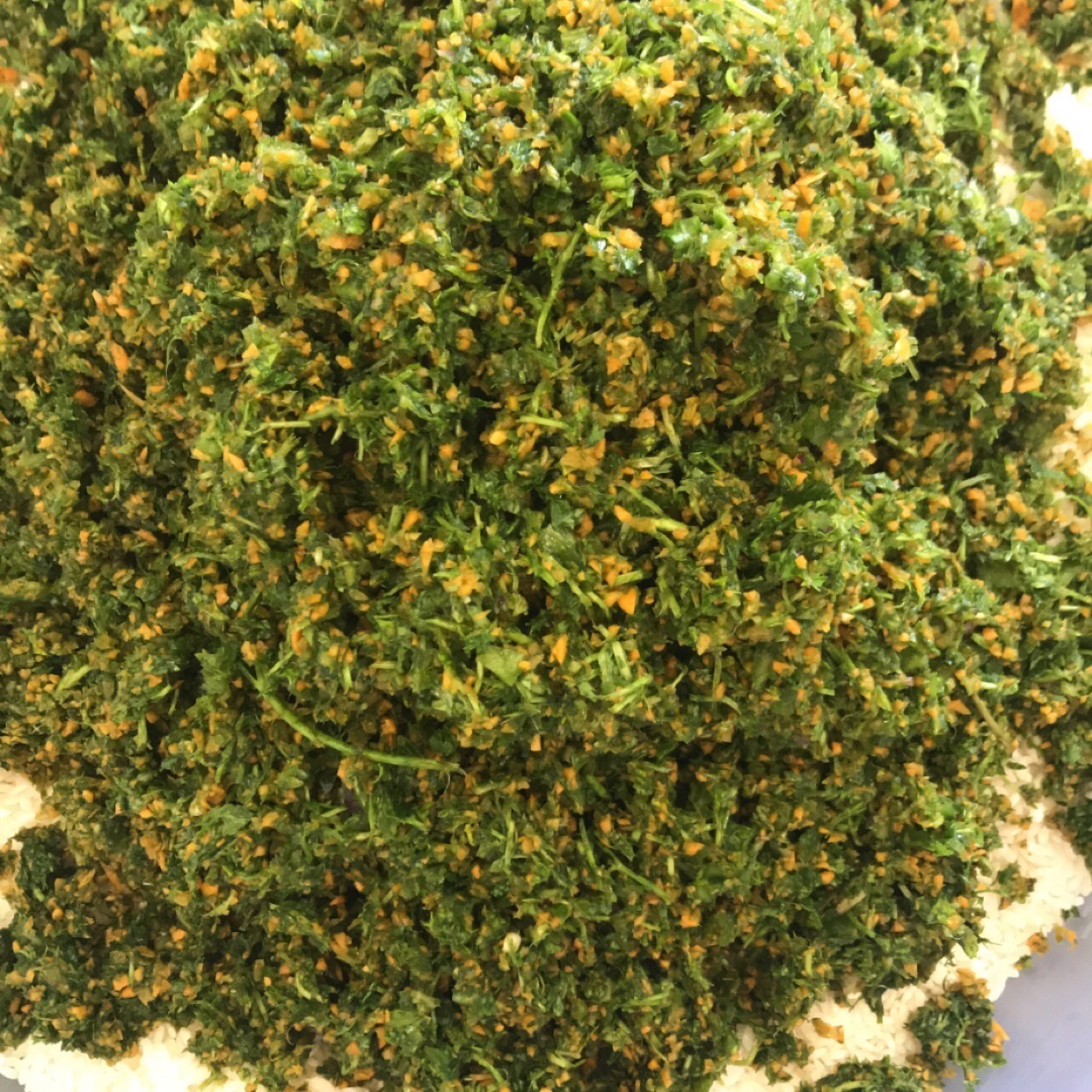 1 بصلة كبيرة اصفر او ابيض (مقطع مكعبات صغيرة جداً)
1 طماطم كبيره (او 2 صغار) تقطيع ناعم 🍅
حزمه بقدونس مفرومة
كاس ونص رز مصري 🍚
2 او 3 جزر مبشور او مفروم ناعم 🥕
نص علبة صلصه معجون طماطم
حبه ماجي مذابه
بهارات مشكله، كركم، ملح، كاري (المقادير حسب الذوق