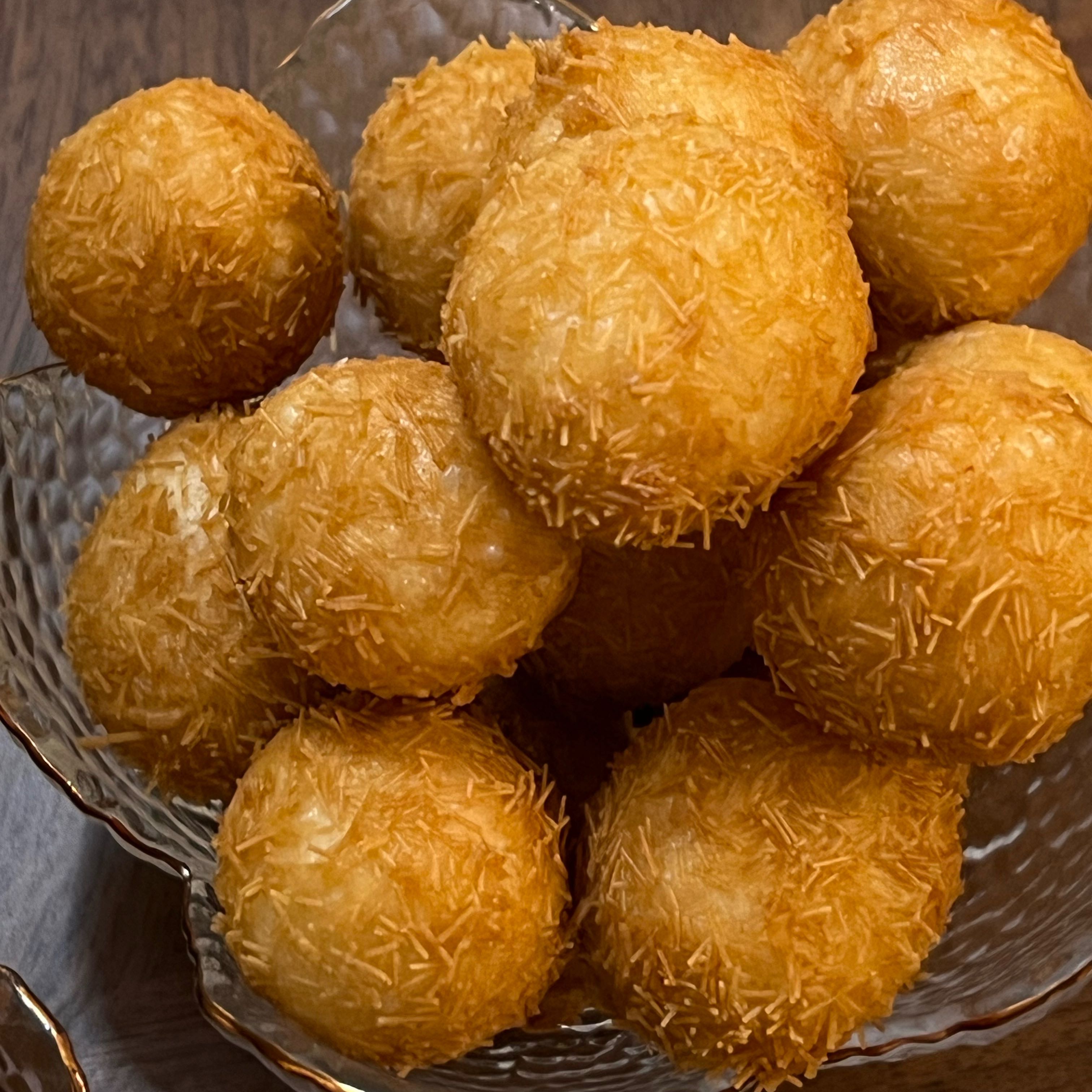 لقيمات الخشخش المحشوه بالجبن والمغمسه بالحليب المكثف