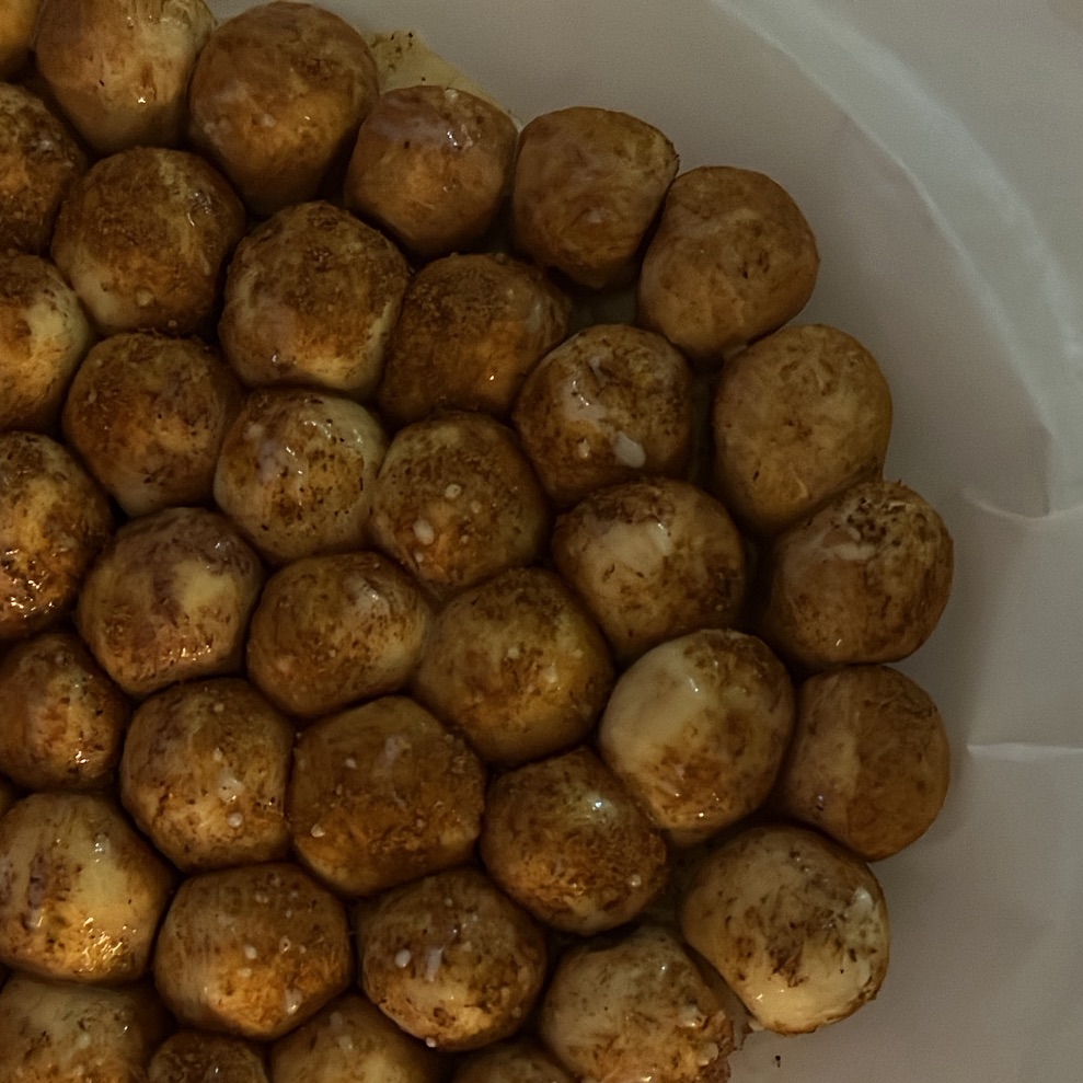 خلية السنبون المحشوه بالجبن ومغطاه بالنستله والمكسرات الطازجه