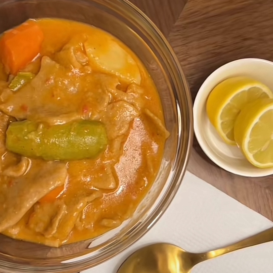 مرقوق الحم الذ واشها صنف عندنا والقرصان نسويها فالبيت بالدقيق
 البر البلدي عشان يعطي طعم اصيل