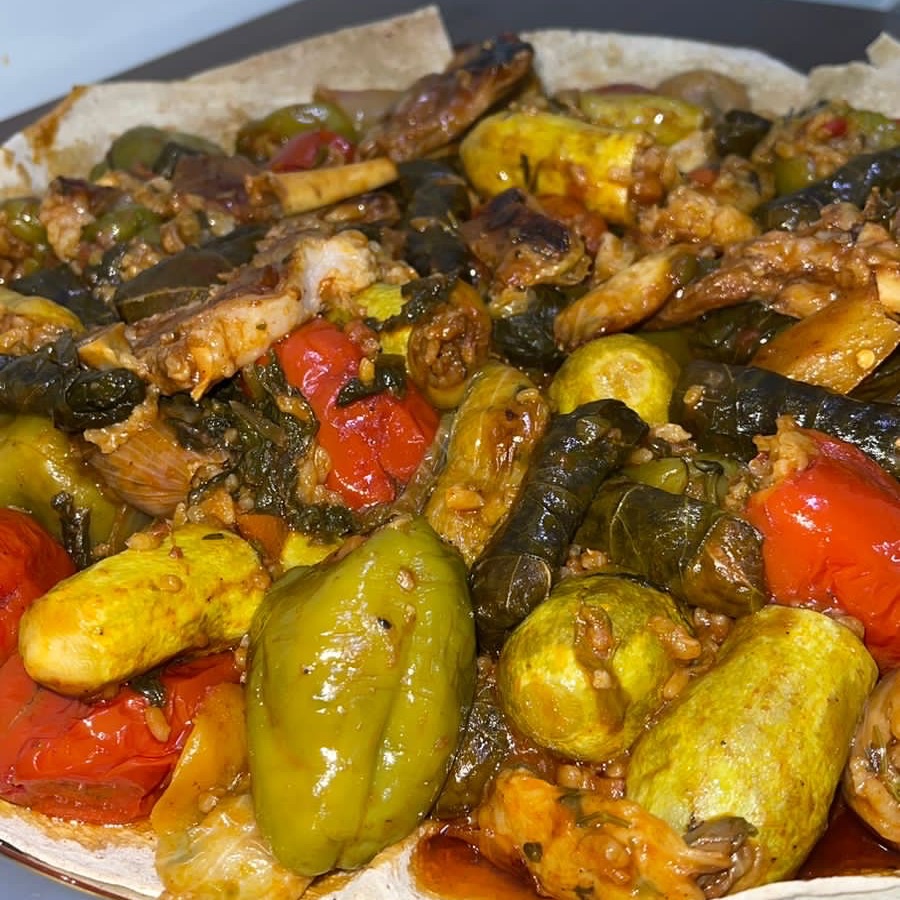 قدر دولمة كبير باللحم 300 ريال
قدر دولمة صغير باللحم 150 ريال